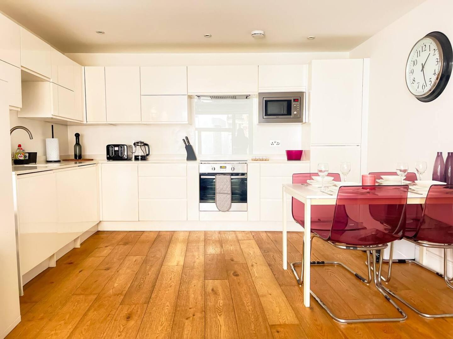 Three-Bedroom Apartment with Balcony photo 3