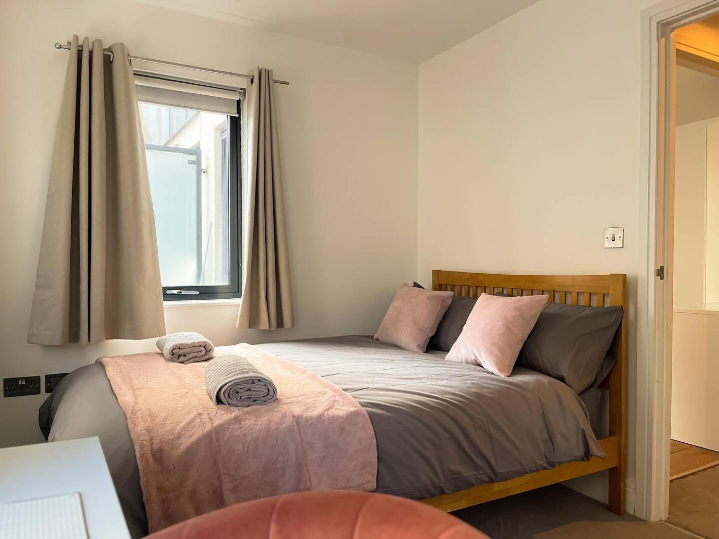 Three-Bedroom Apartment with Balcony photo 2