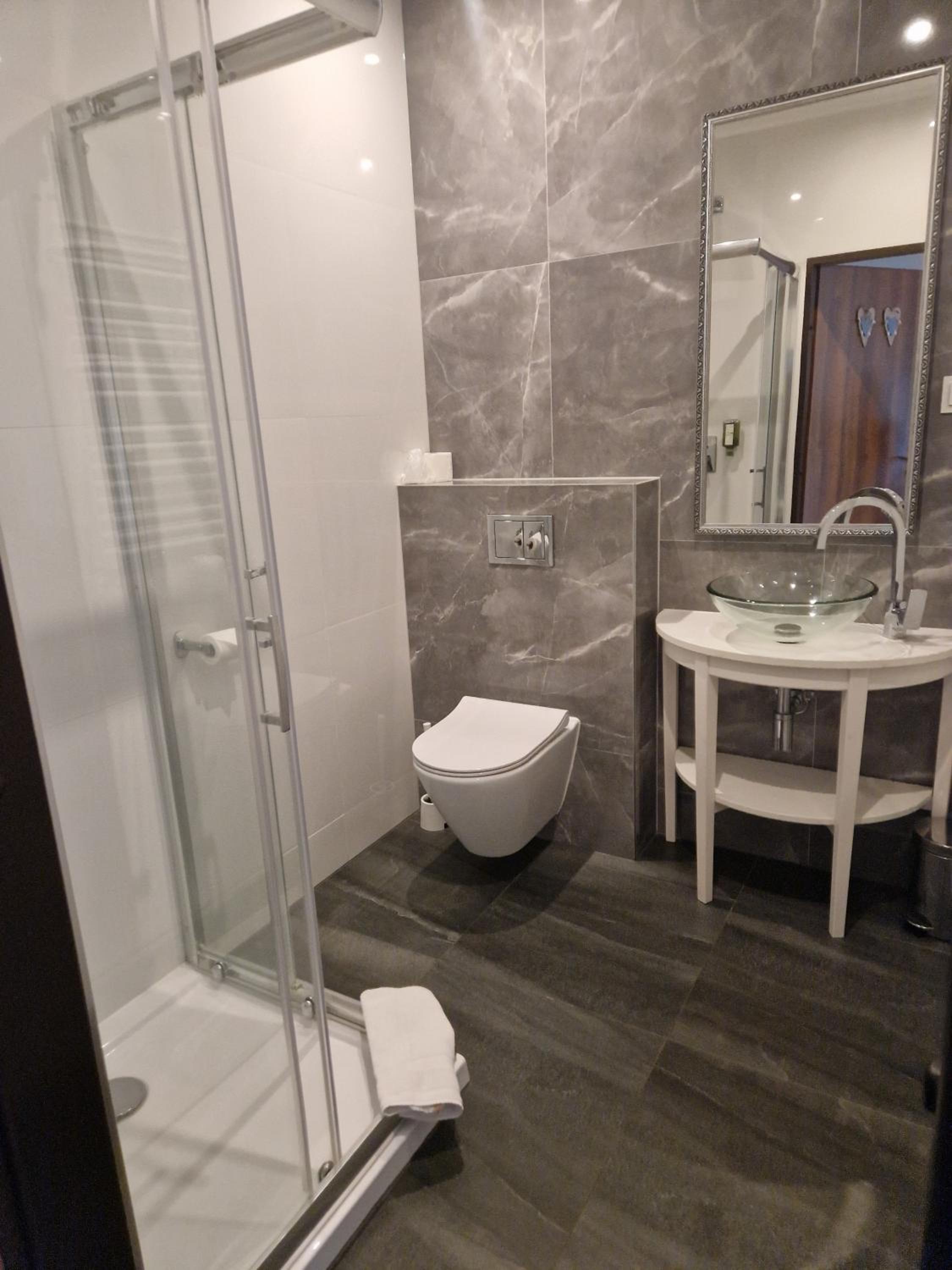 Suite - Photo 5