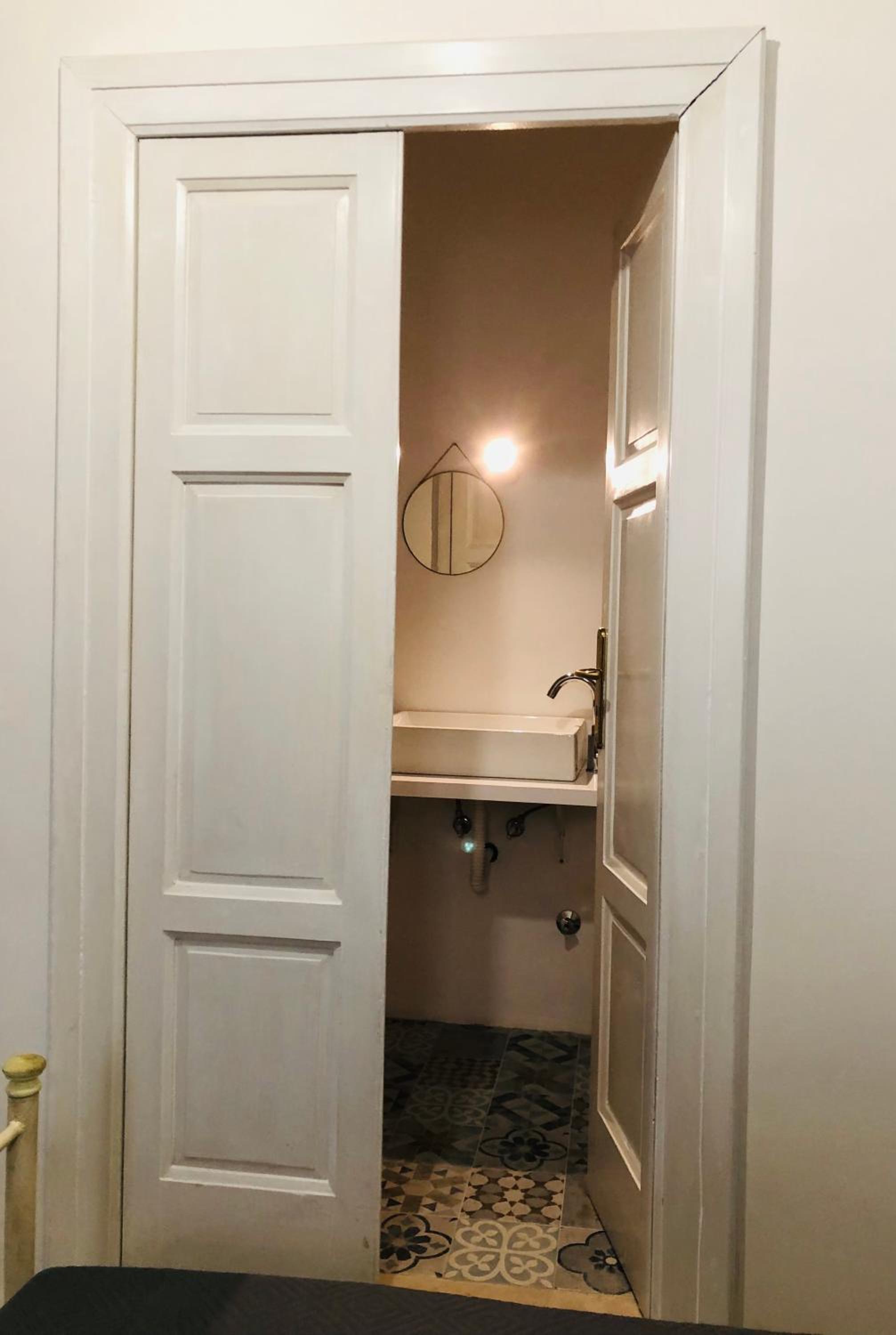 Single Room with Private Bathroom photo 2