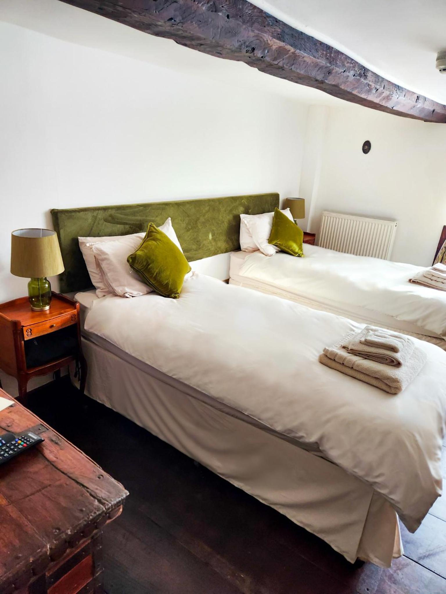 Small Twin Room - Photo 1