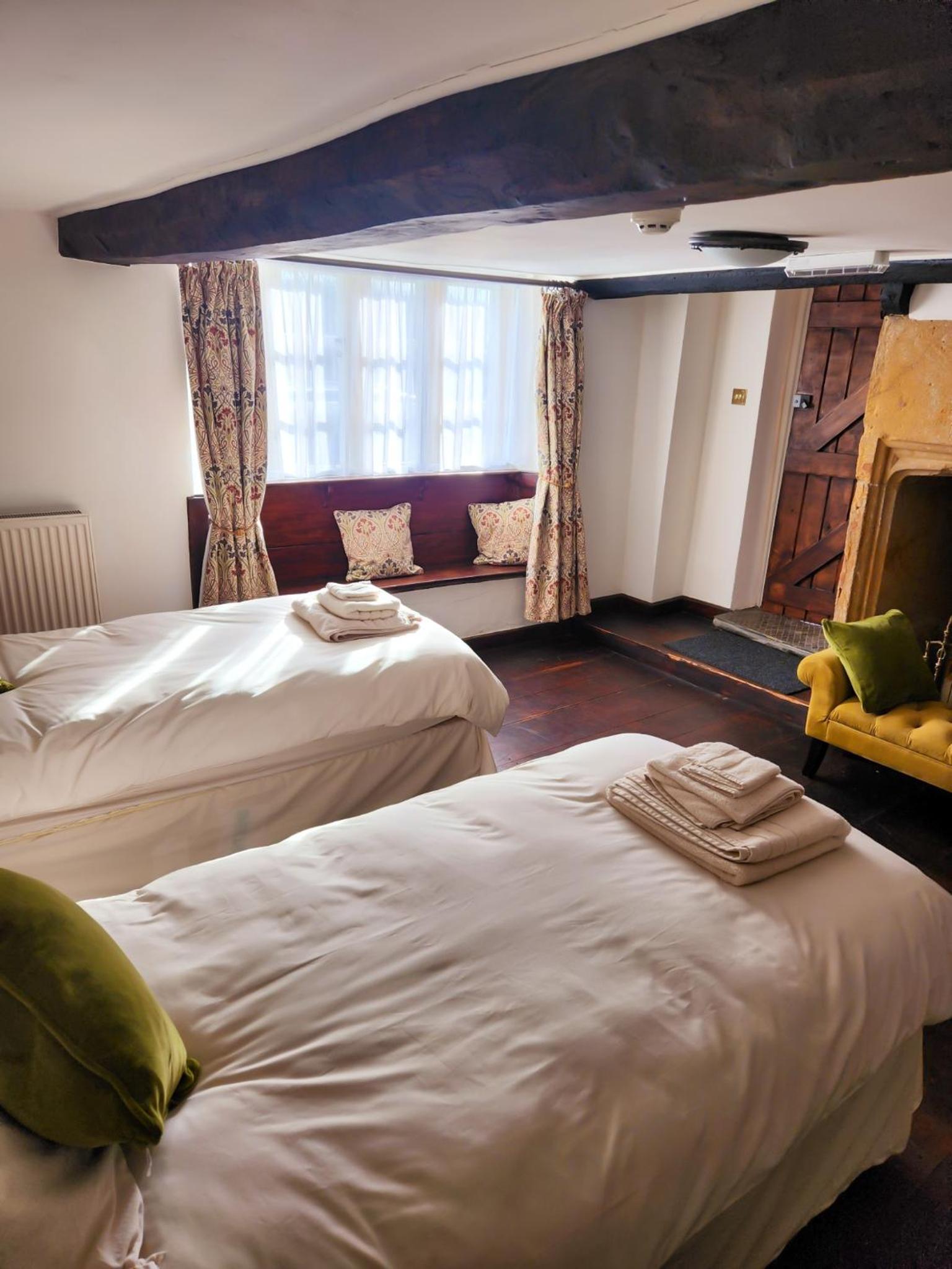 Small Twin Room - Photo 3
