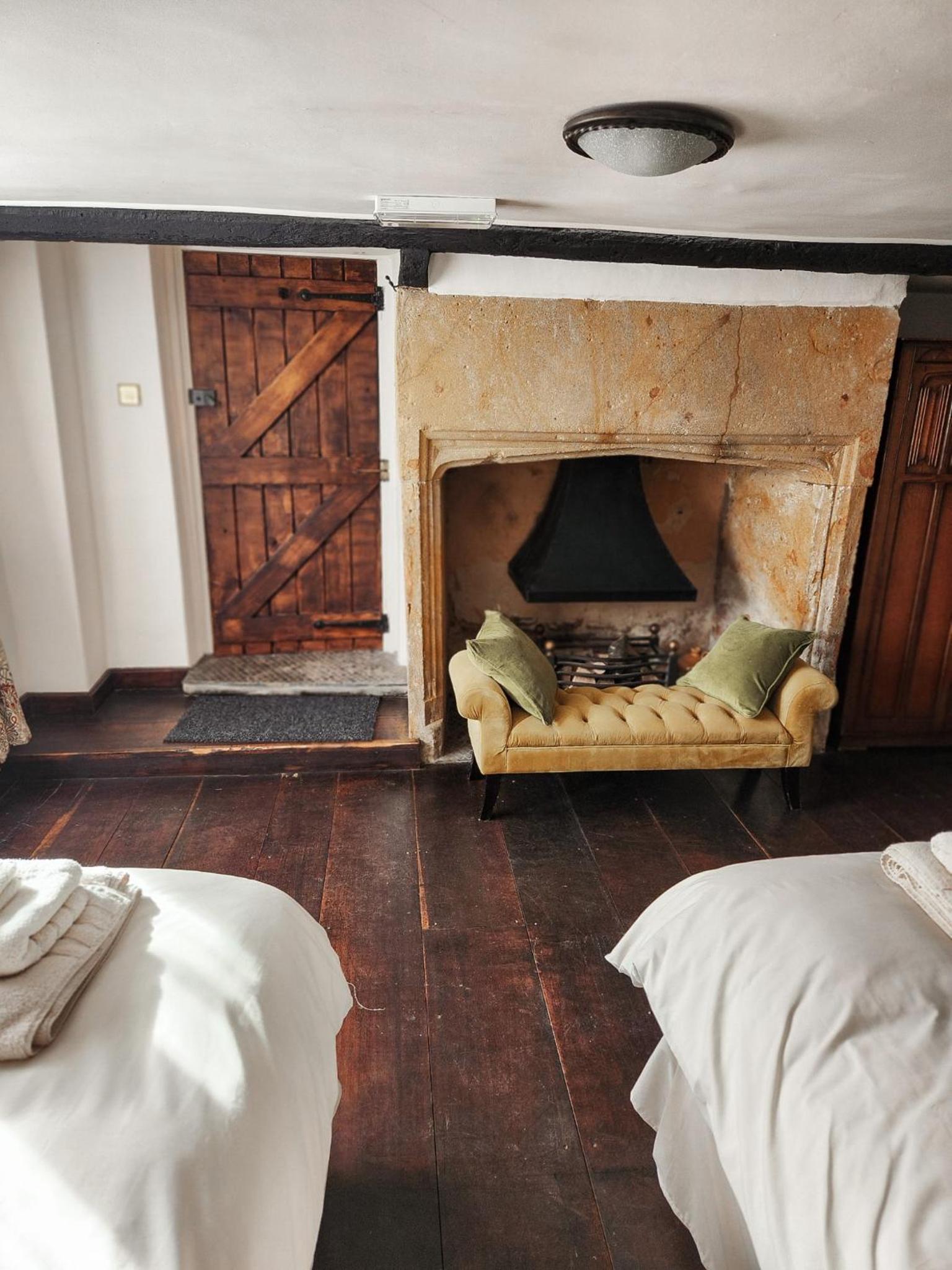 Small Twin Room - Photo 4
