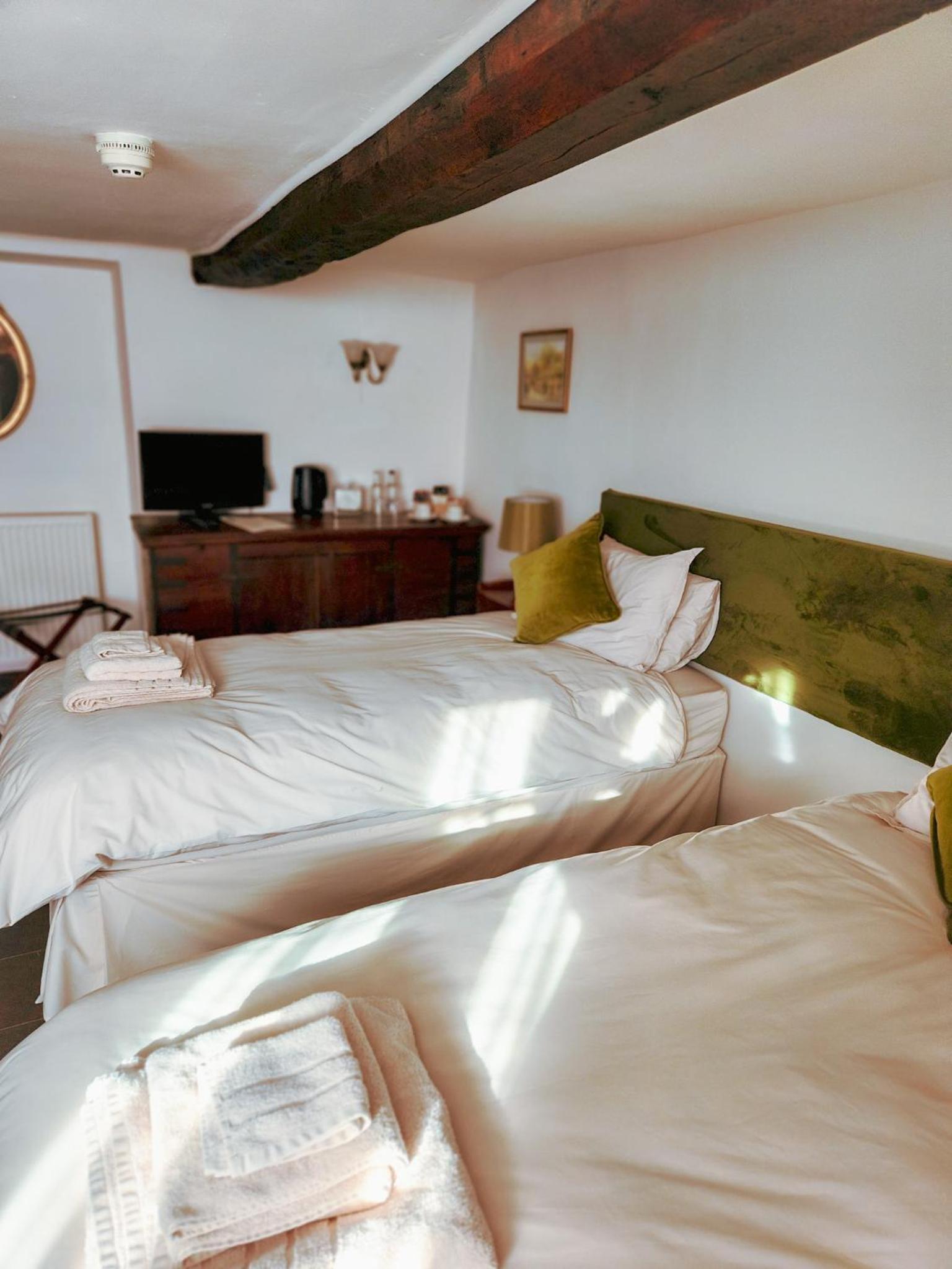 Small Twin Room - Photo 12