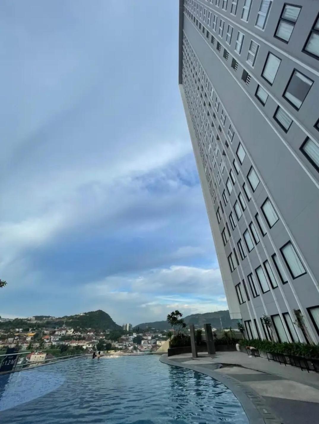One-Bedroom Apartment with Balcony and Sea View photo 3