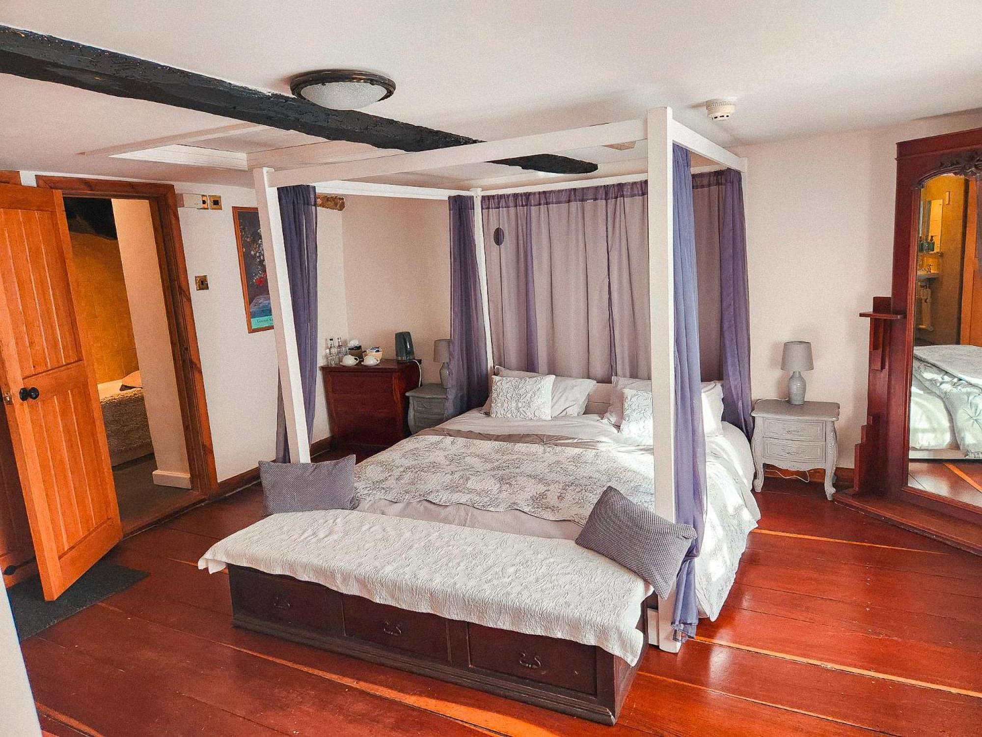 Deluxe King Room - Photo 6
