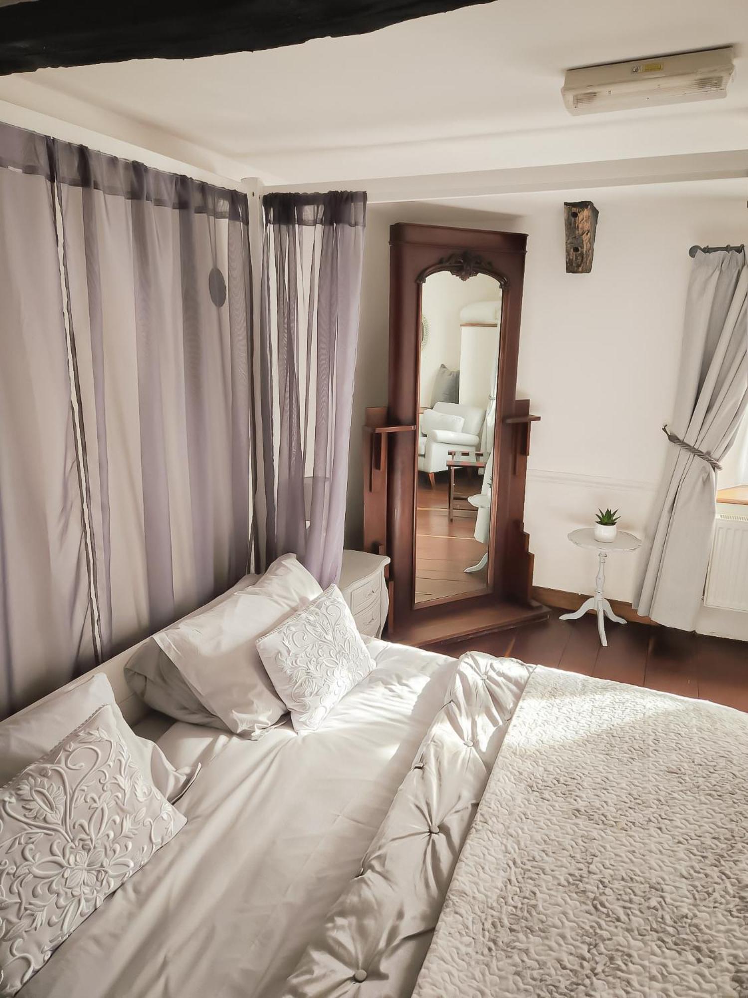 Deluxe King Room - Photo 8