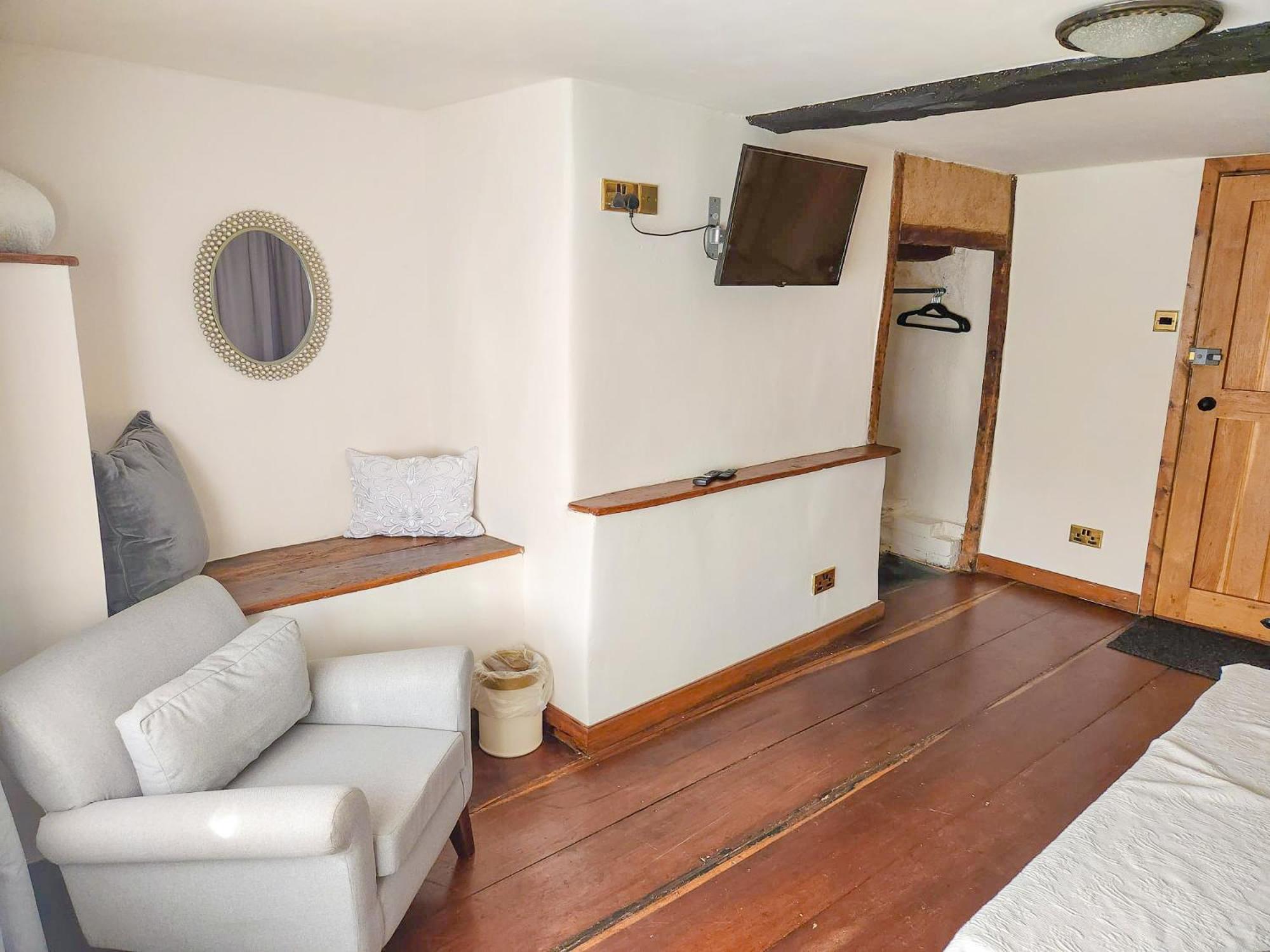 Deluxe King Room - Photo 9