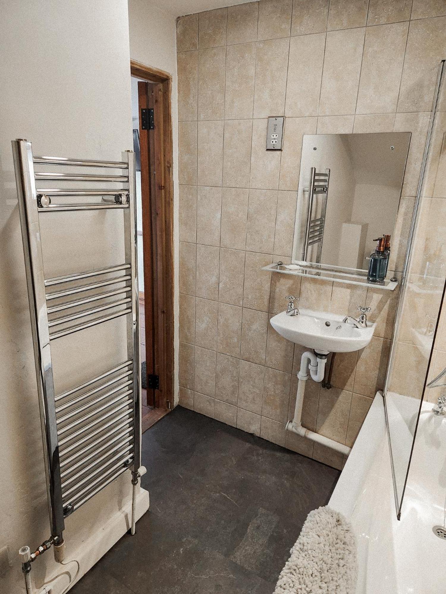 Deluxe King Room - Photo 11