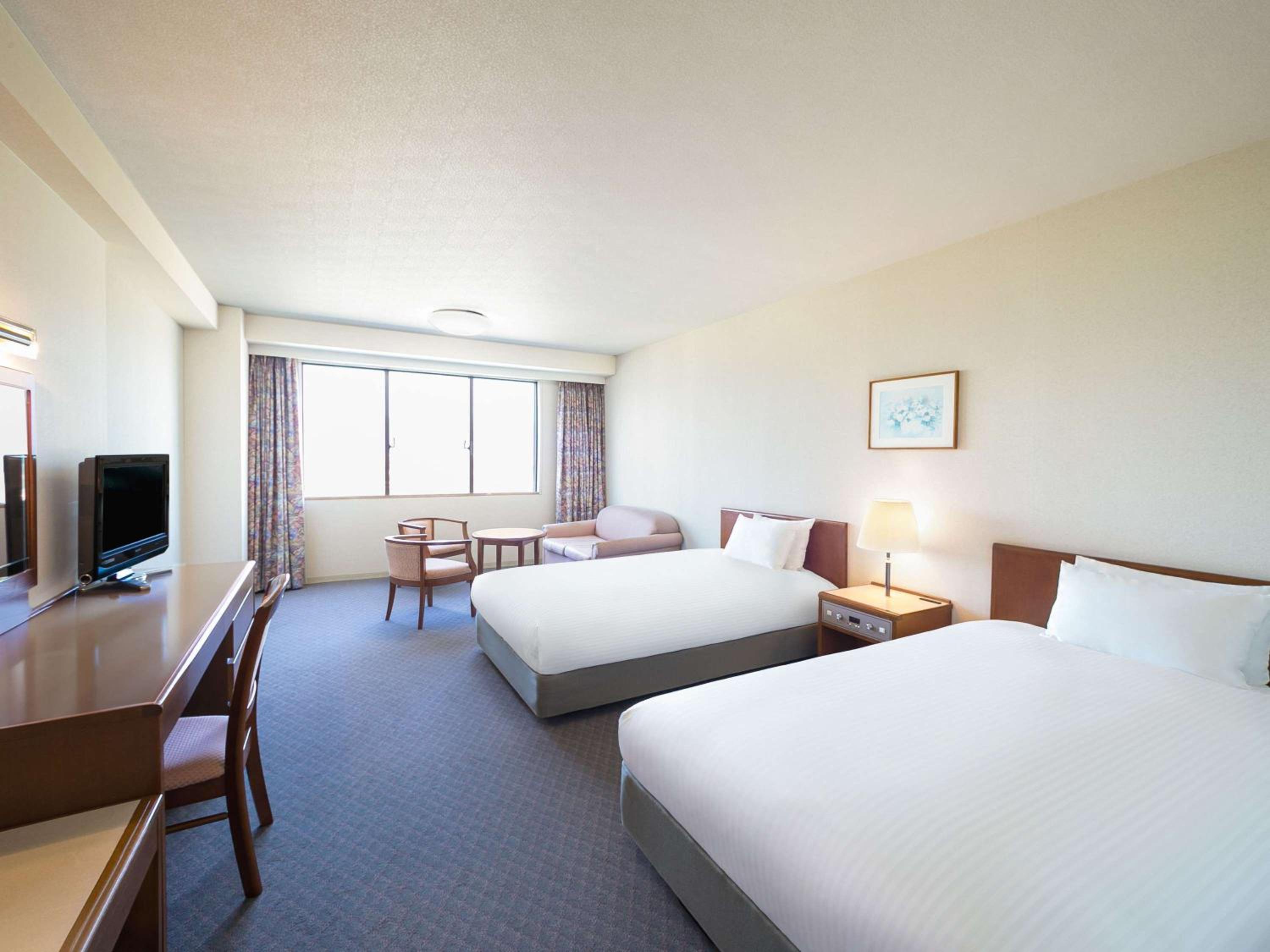 Classic Twin Room with Sofa Bed and Mountain View photo 2