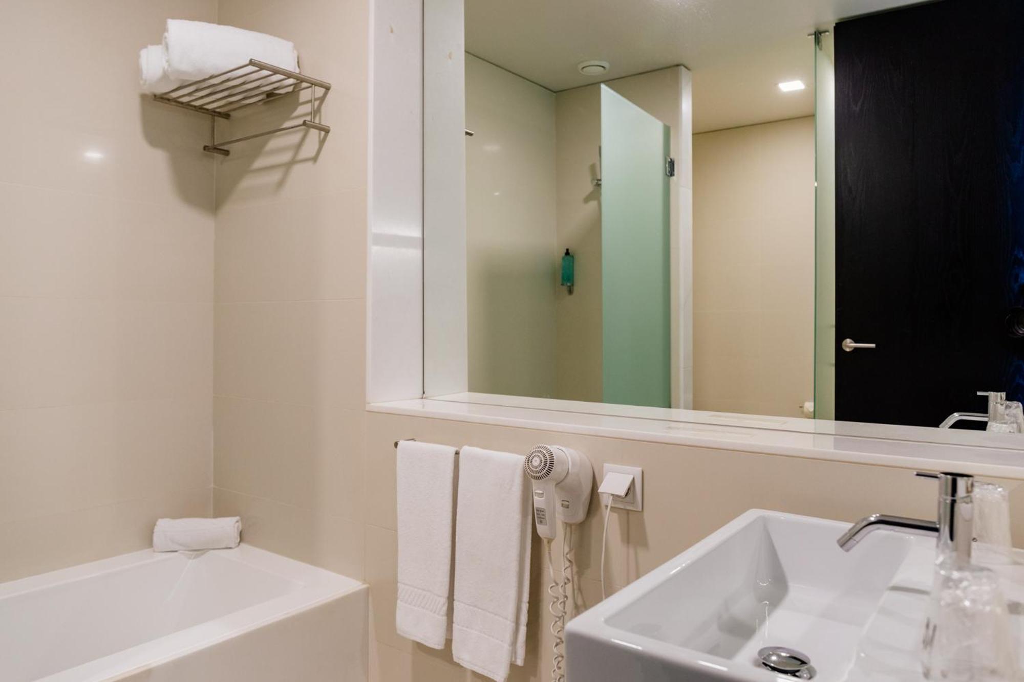 Double Room with River View - Photo 4