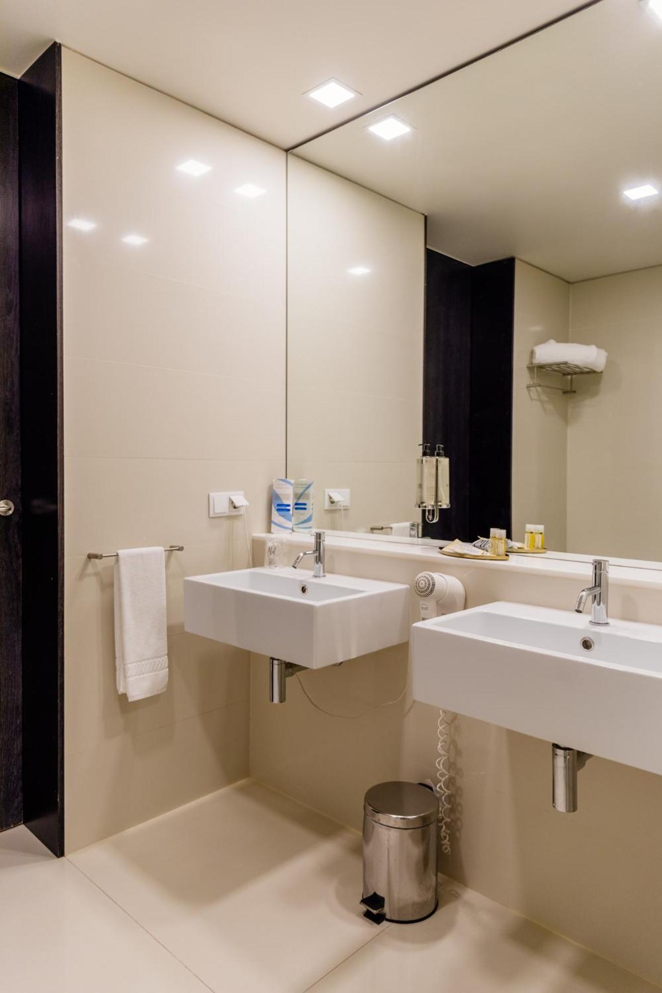 Double or Twin Room (2 Adults + 1 Child) - Photo 7