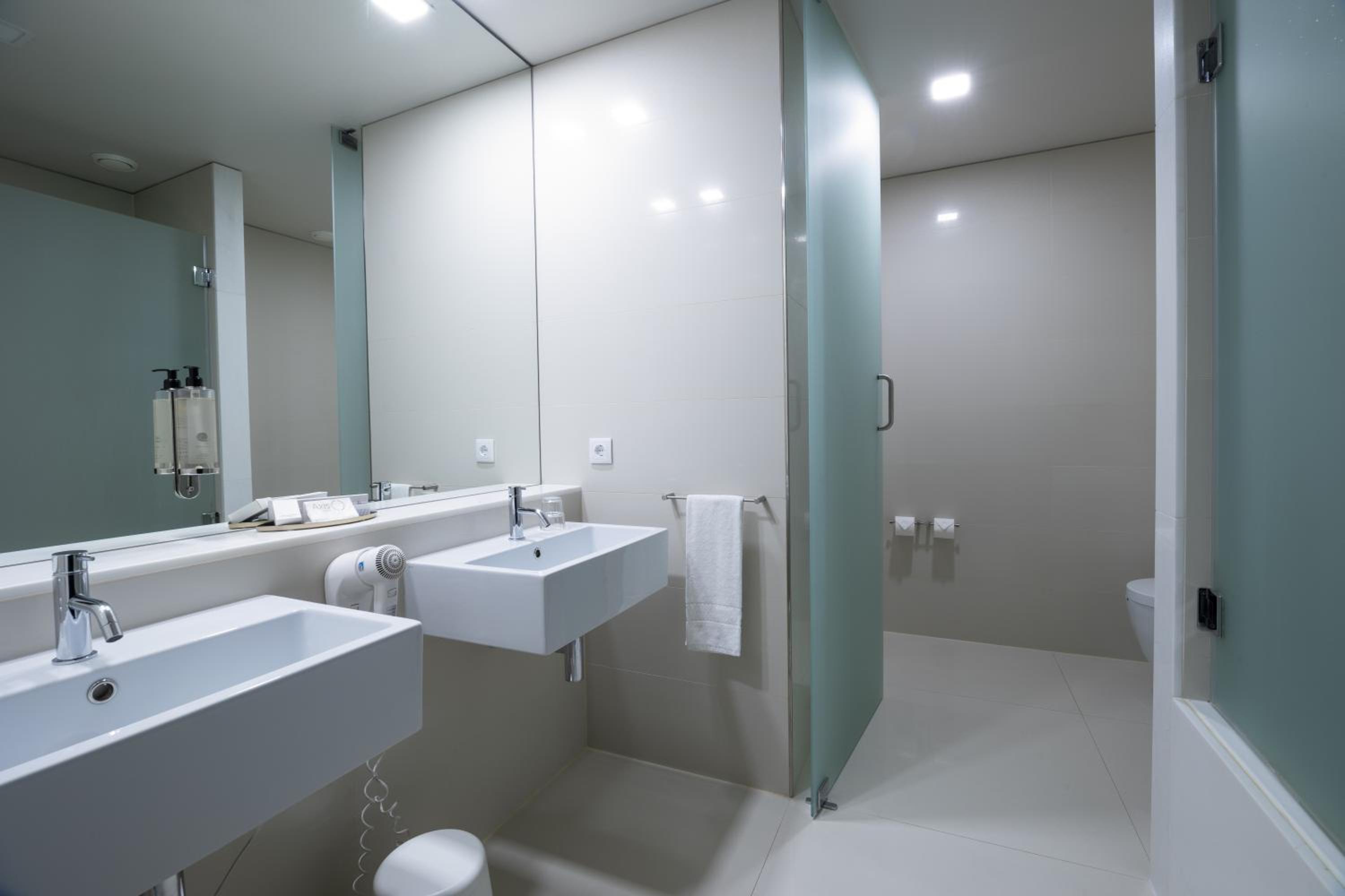 Double or Twin Room with Massage Package - Photo 6