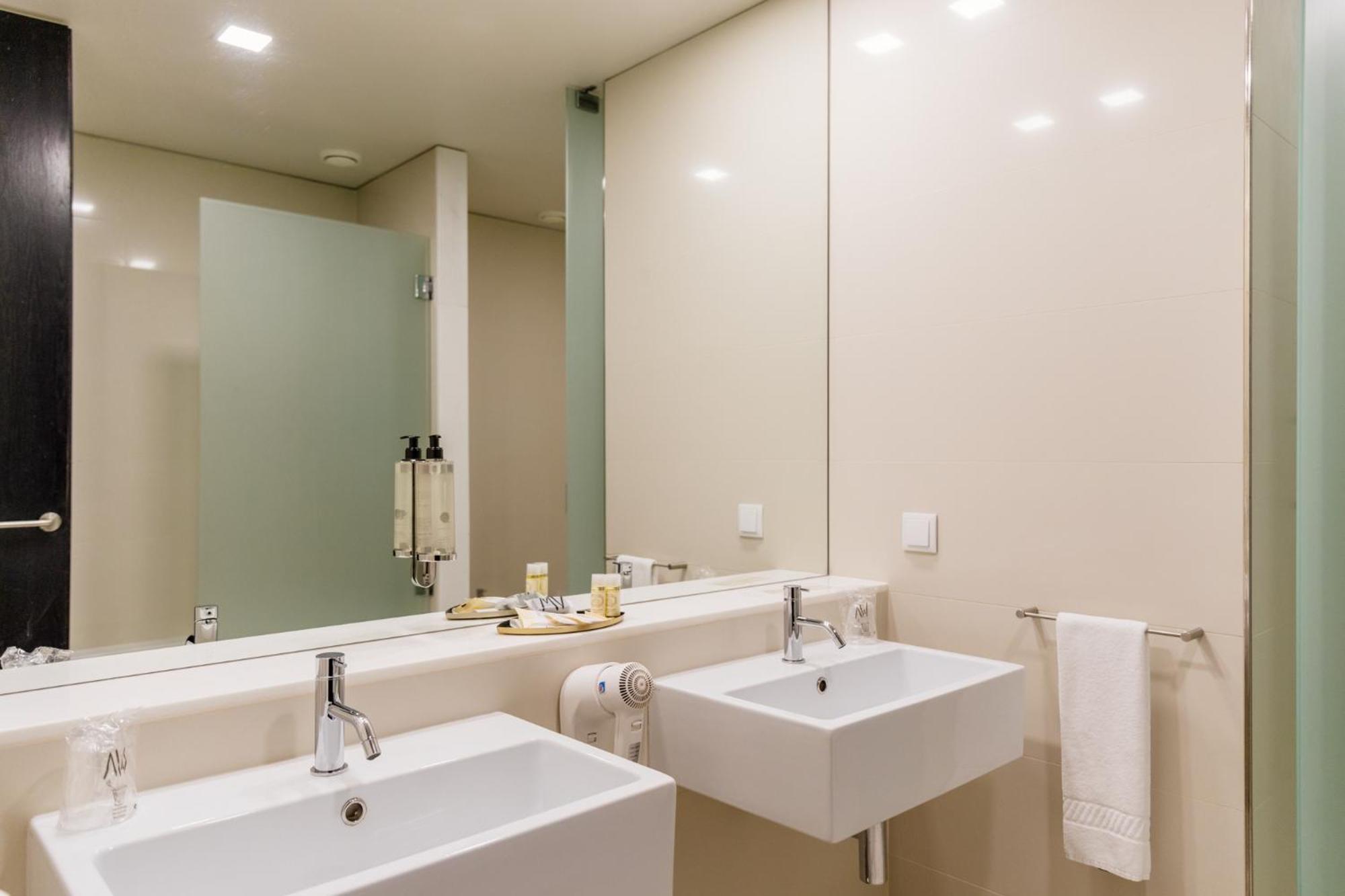 Standard Twin Room - Photo 4