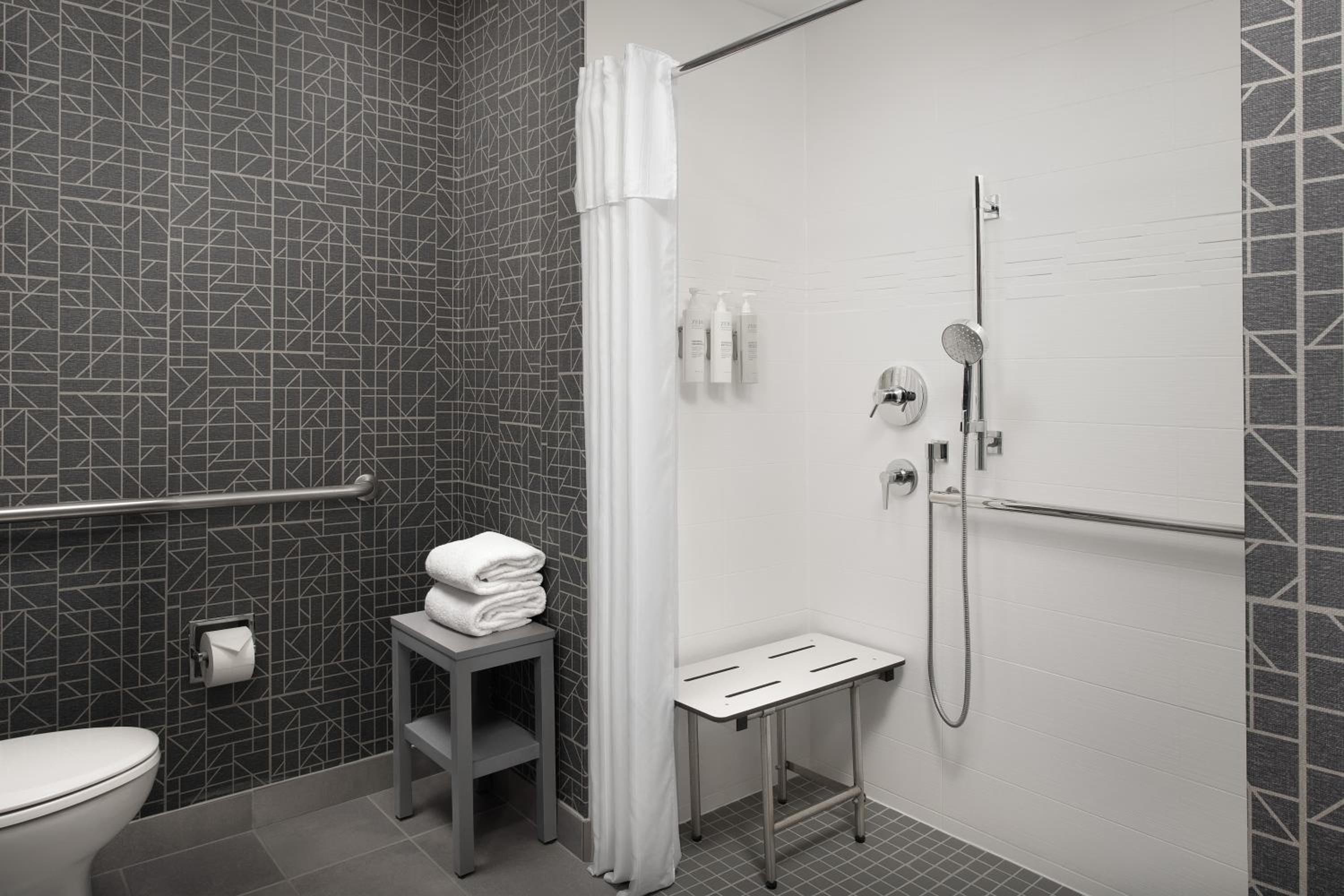Queen Suite - Disability Access - Photo 5