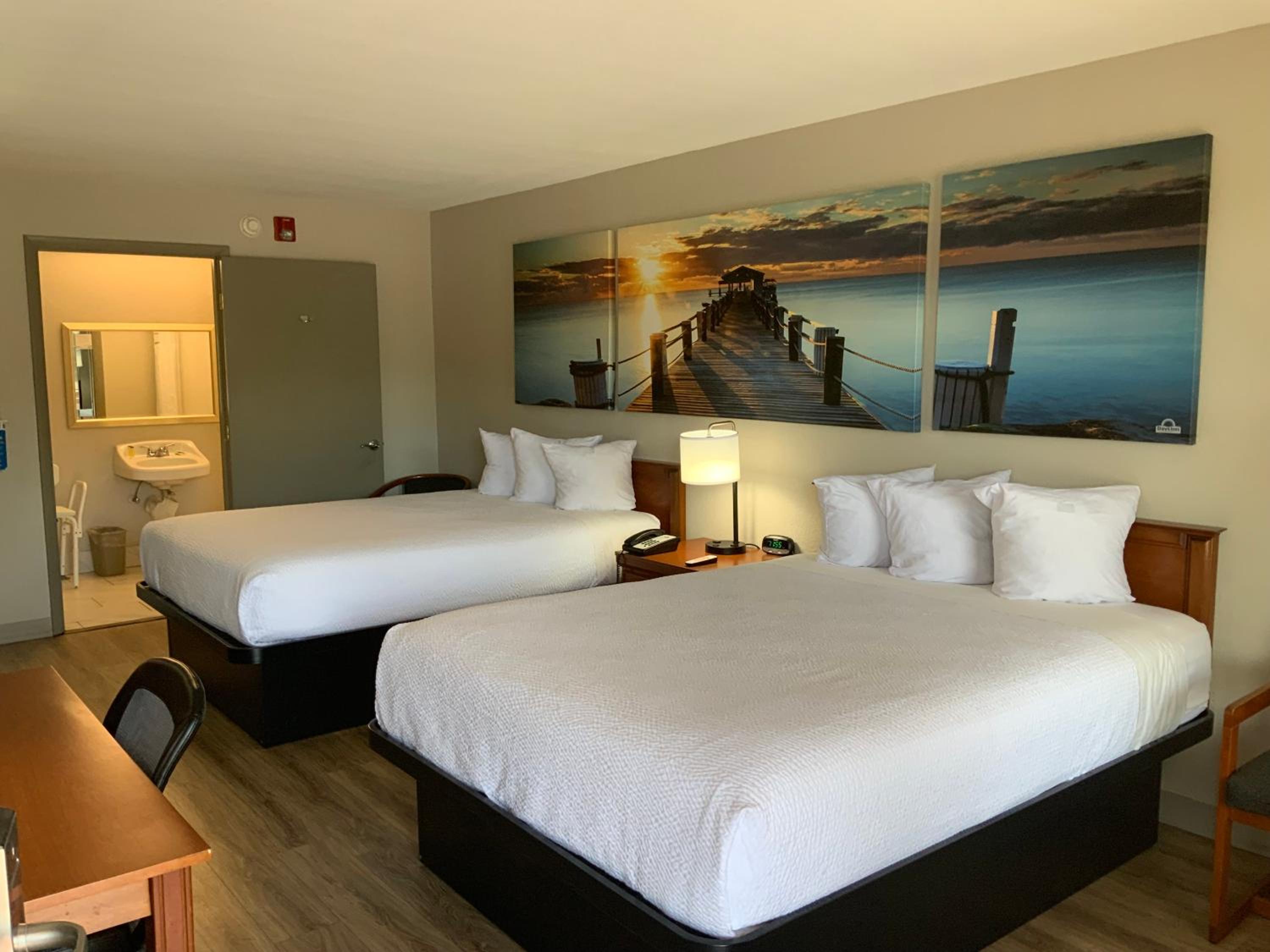 Queen Room with Two Queen Beds and Bath Tub - Mobility/Hearing Access - Non-Smoking - Photo 2