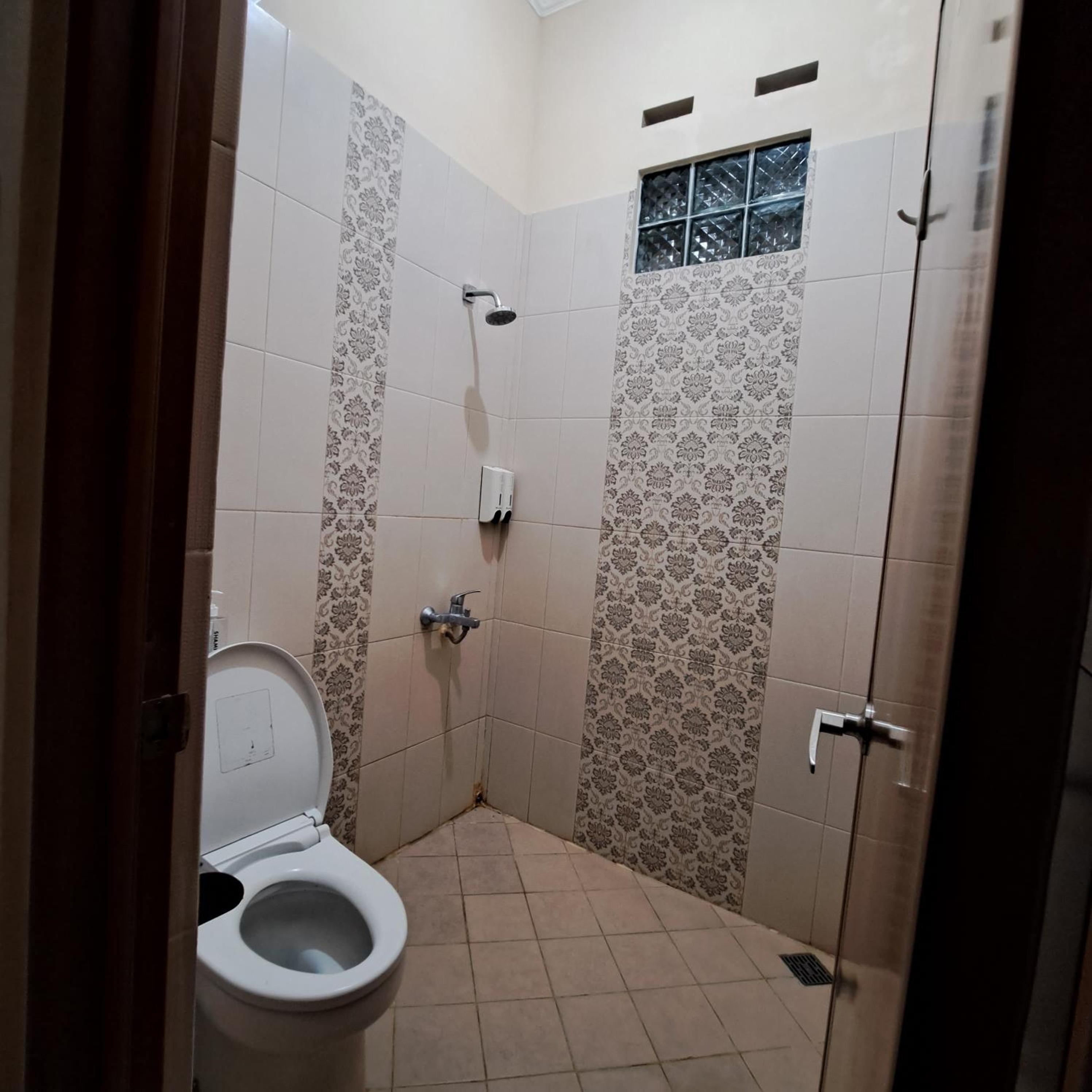 Deluxe Double Room (2 Adults + 1 Child) - Photo 10