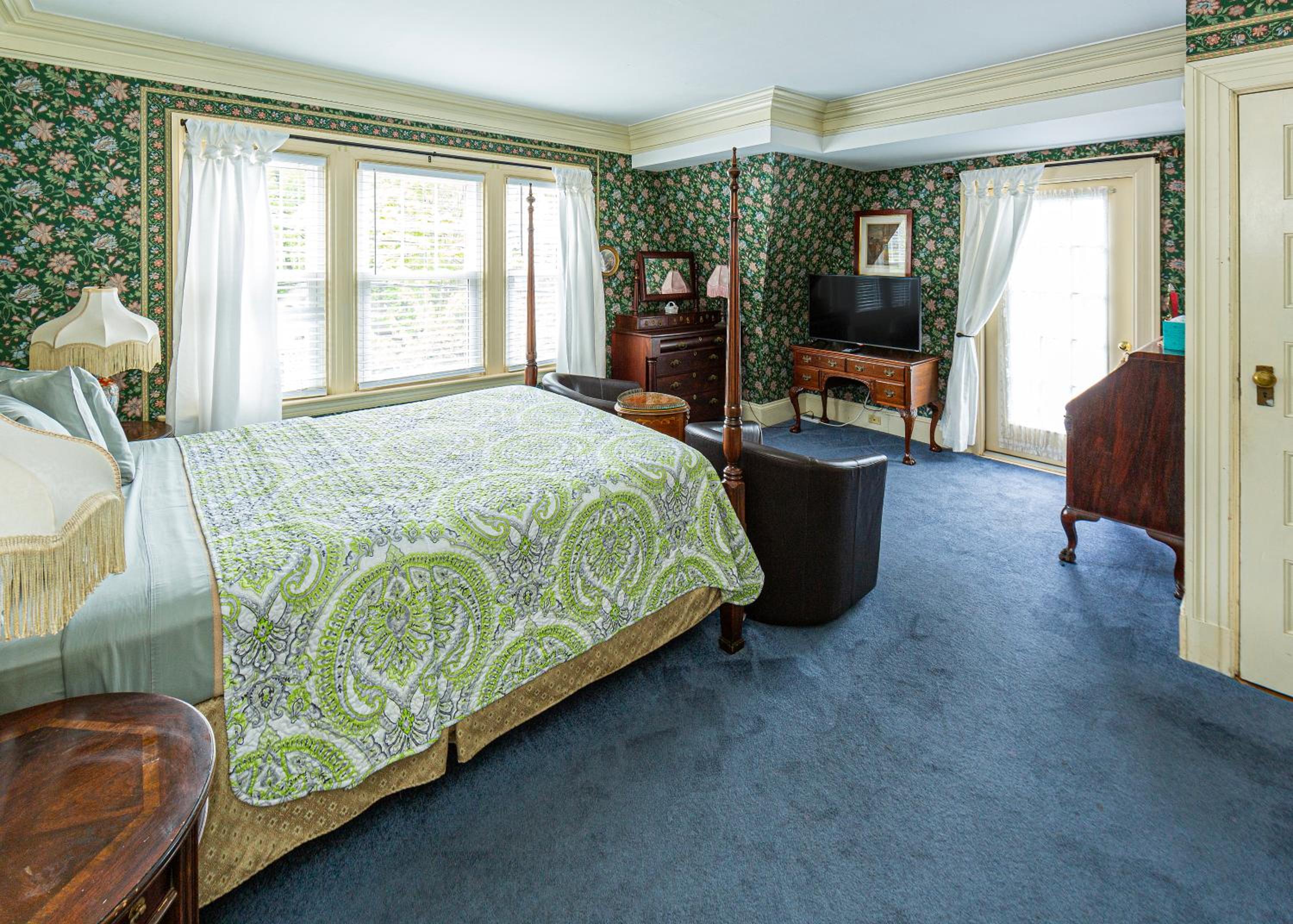Queen Room photo 2