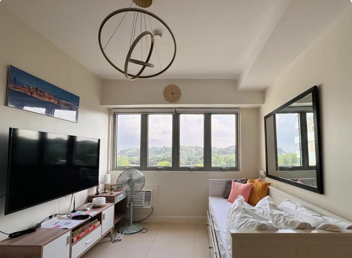Apartment with Mountain View