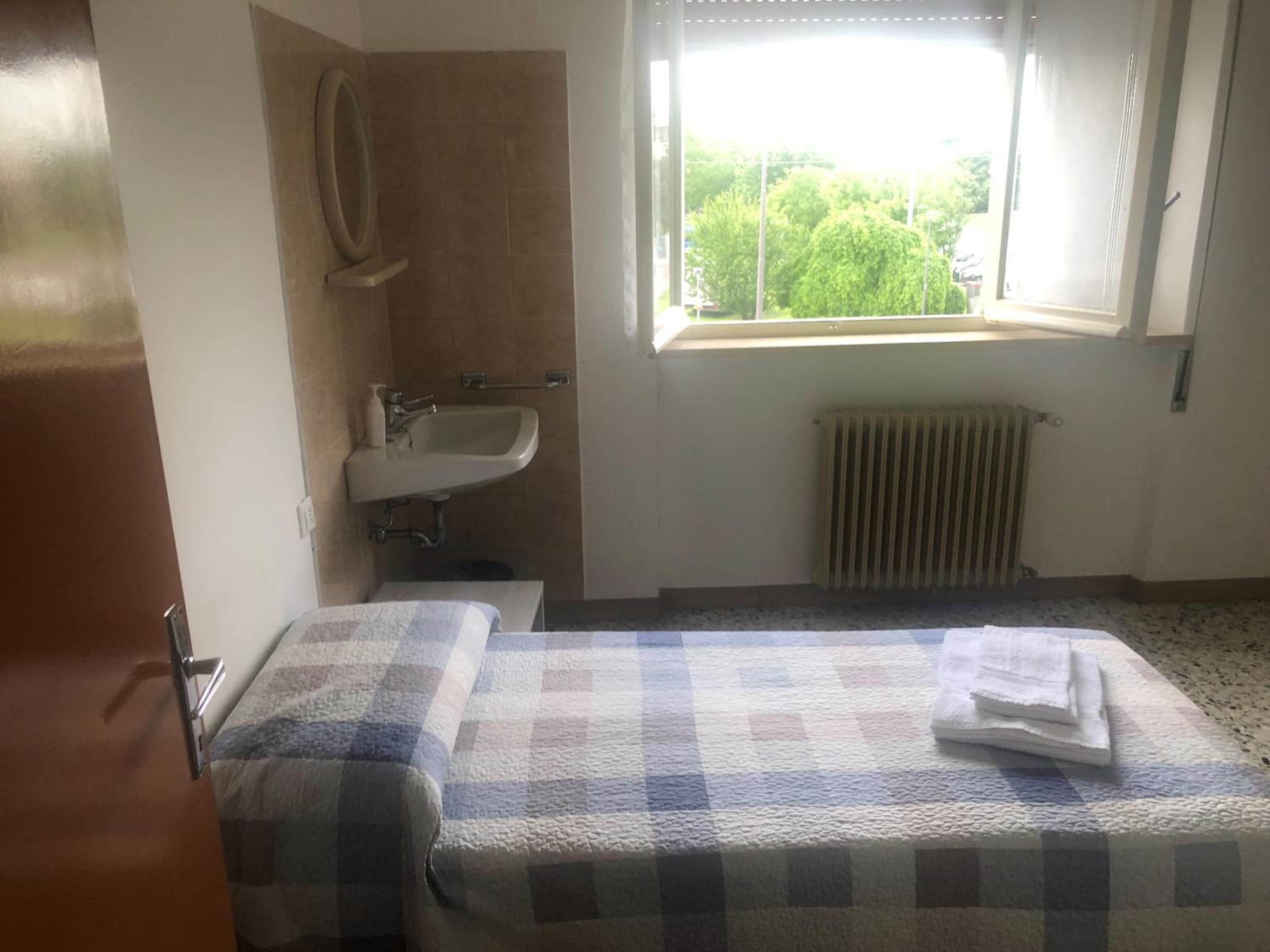 Small Single Room photo 2