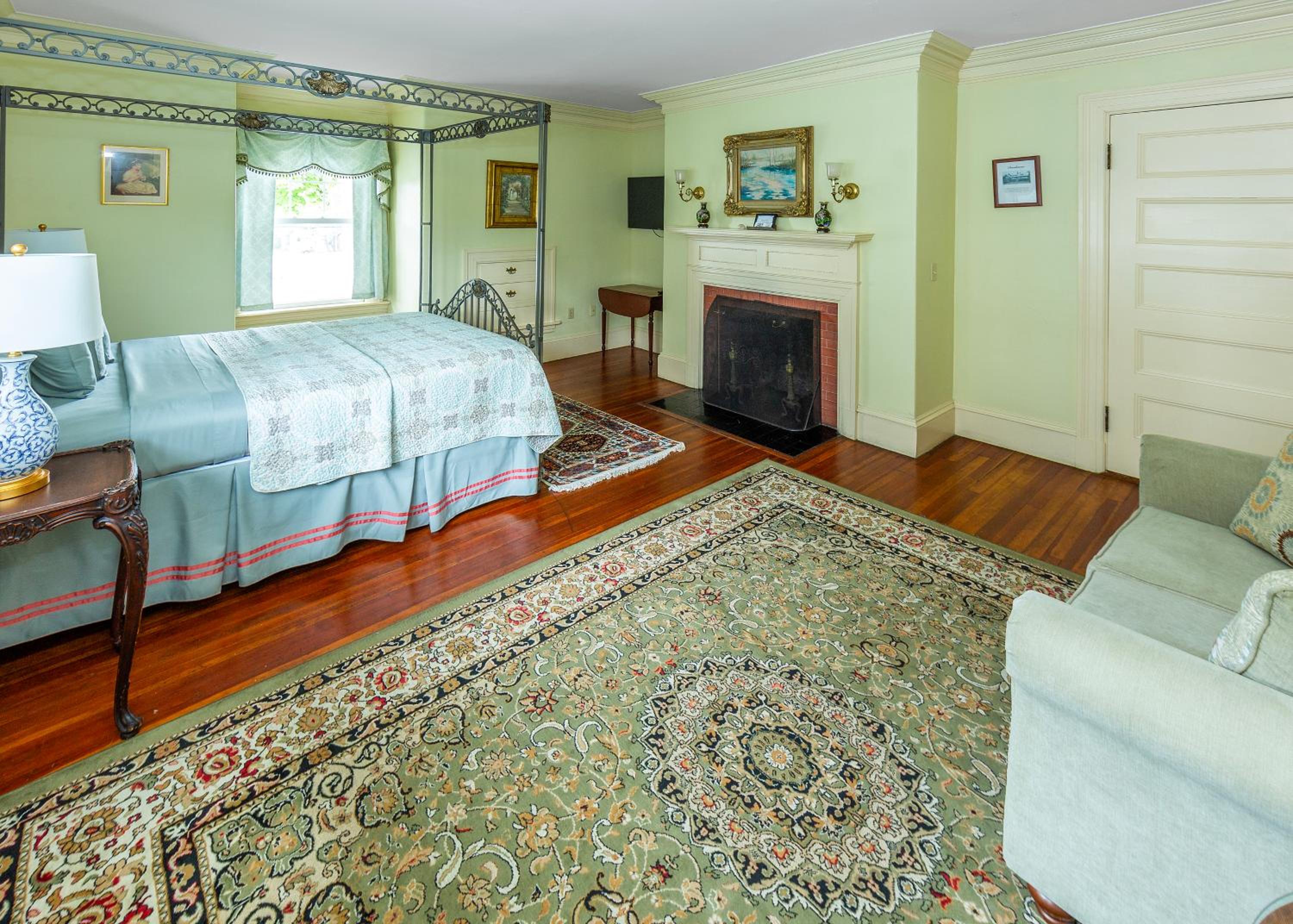 Queen Room photo 2