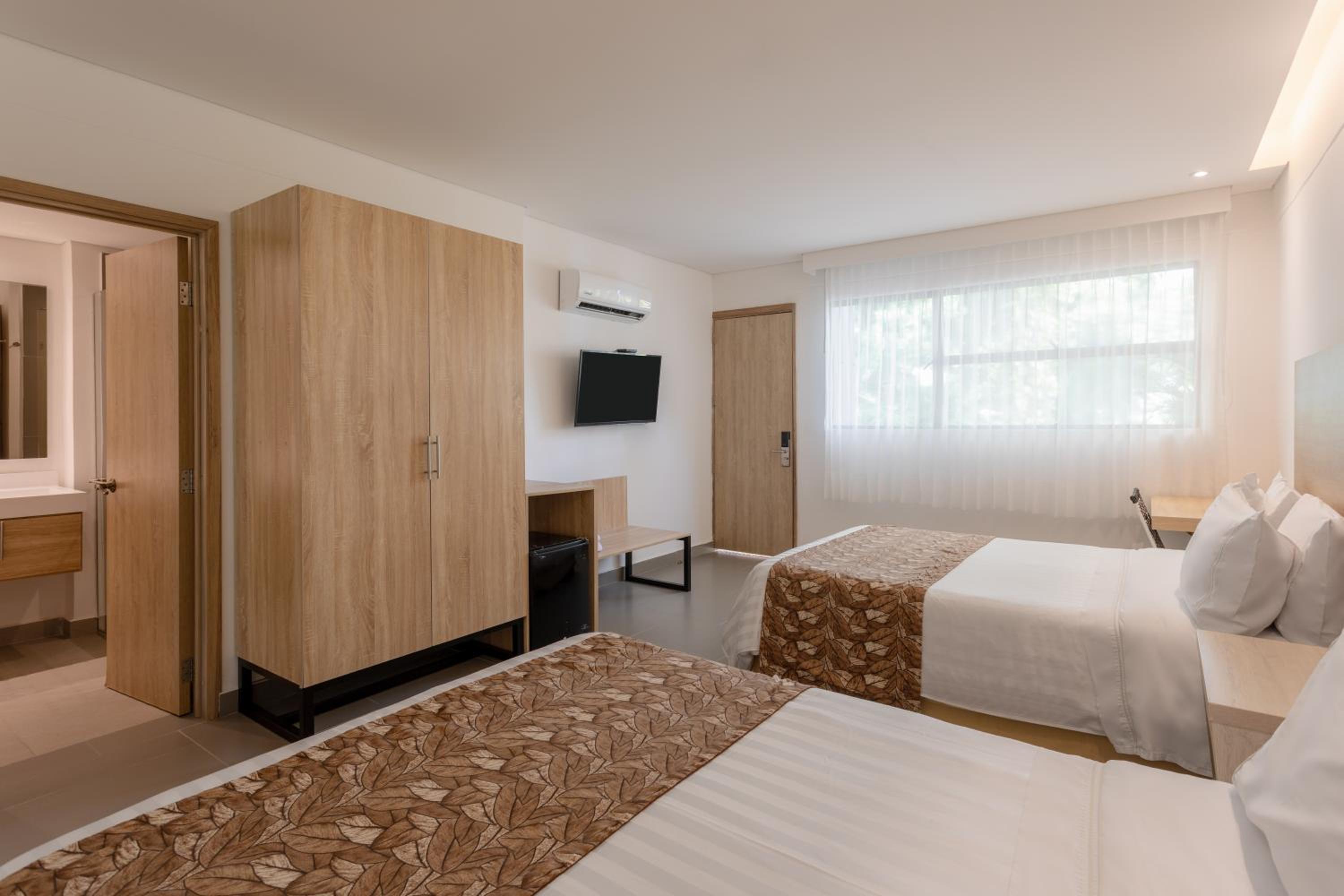 Standard Twin Room - Photo 4