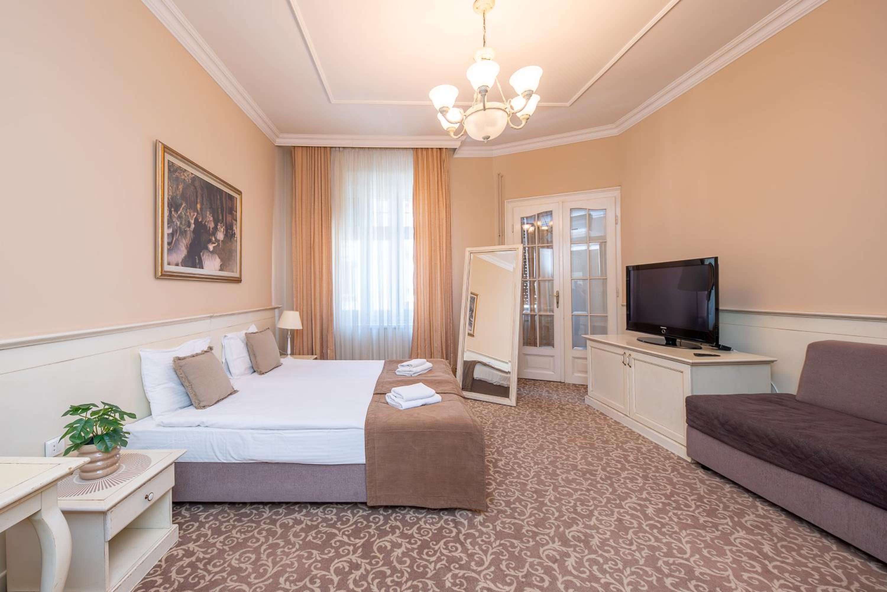 Deluxe Queen Room