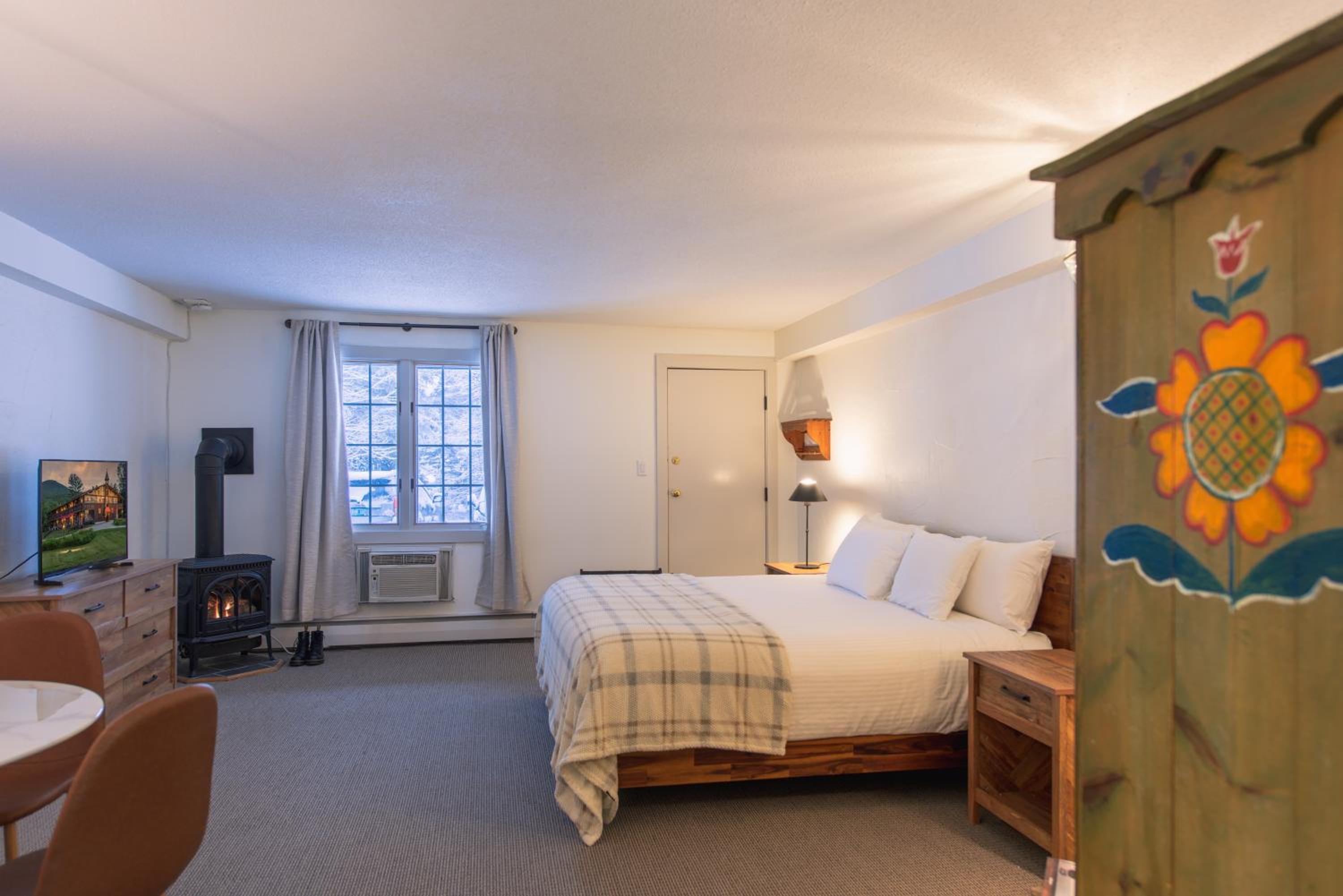 Superior King Room with Fireplace - Photo 2
