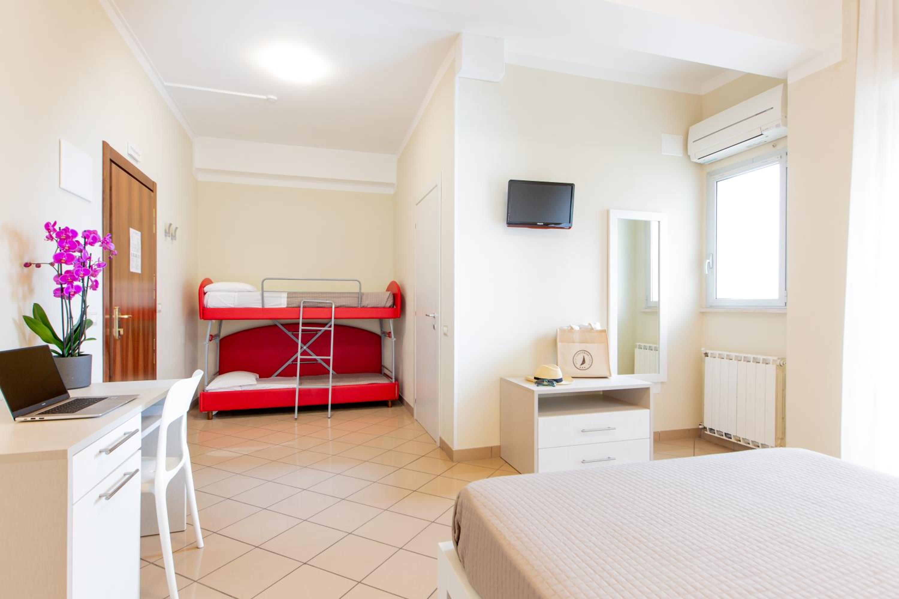 Premium Quadruple Room - Photo 4