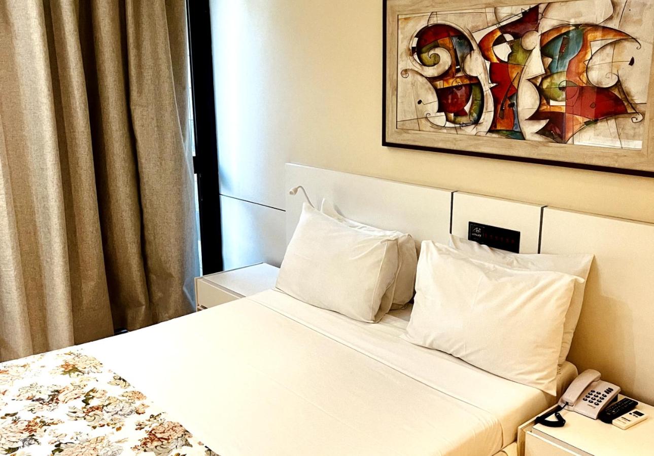 Deluxe Double Room with Balcony - Photo 7