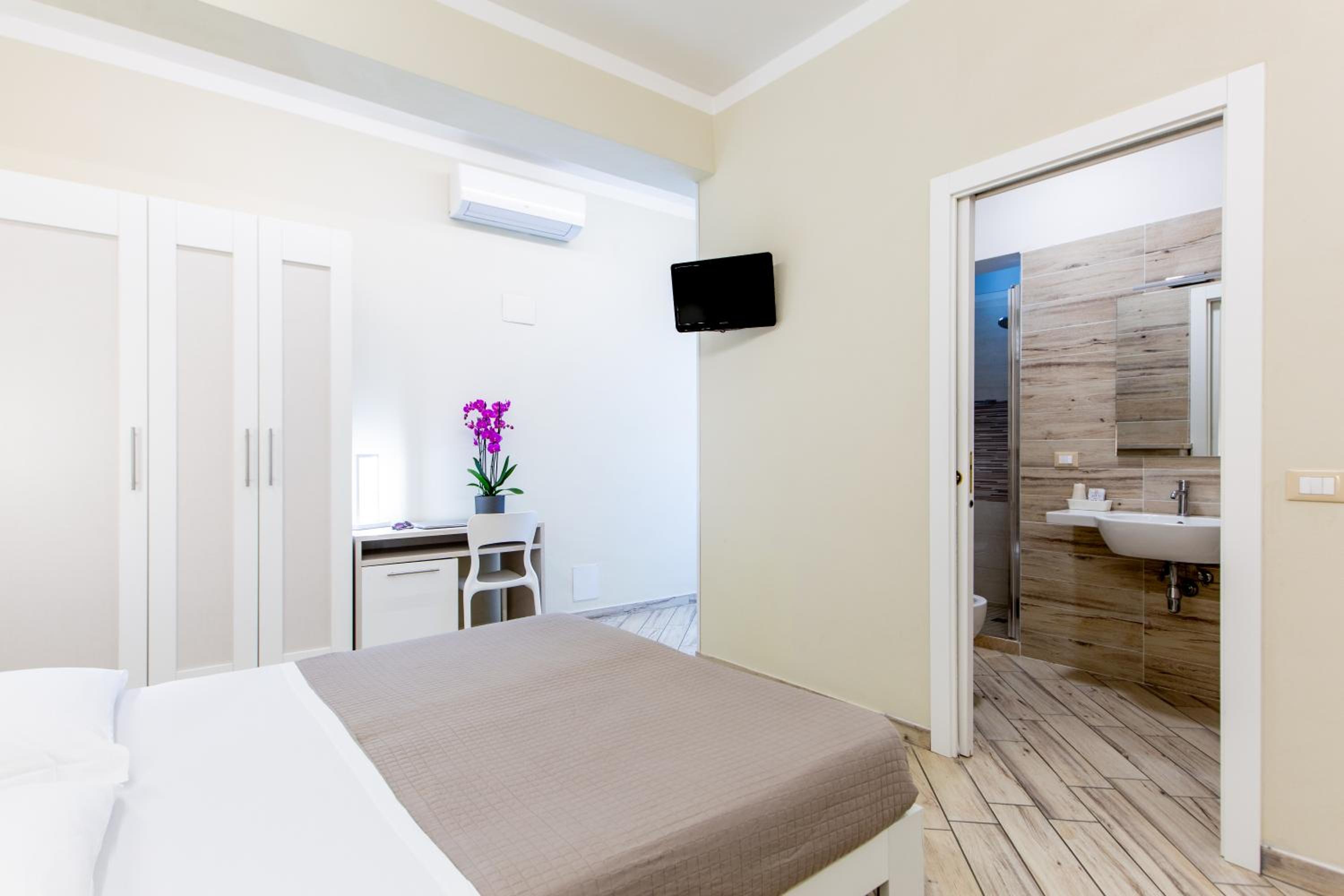Premium Quadruple Room - Photo 9