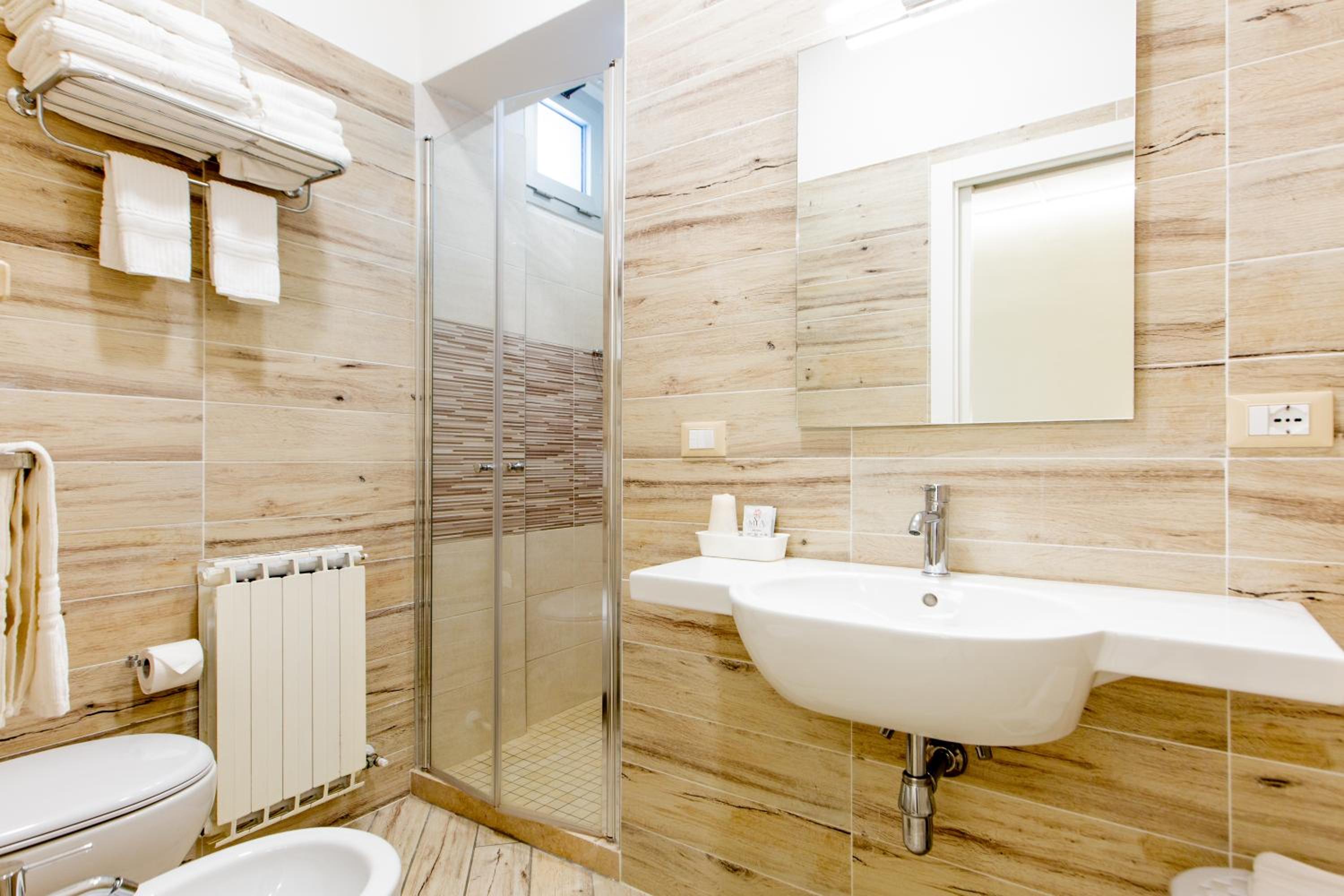 Premium Quadruple Room - Photo 8
