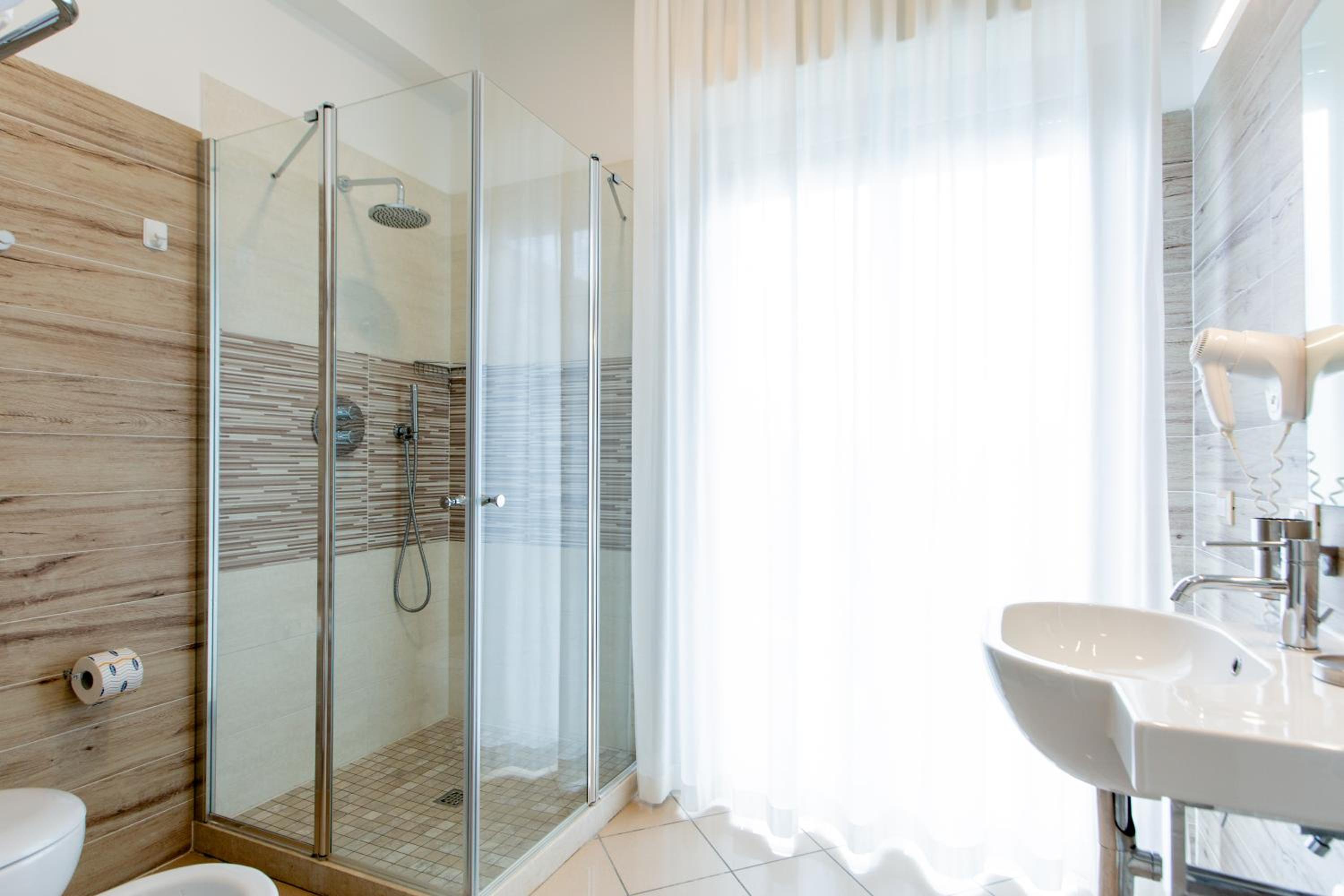 Premium Quadruple Room - Photo 7