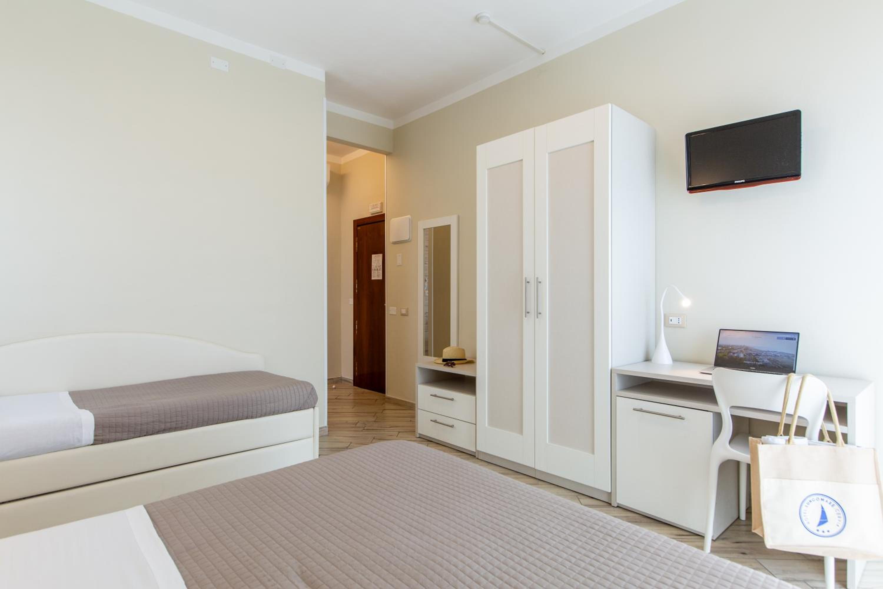 Premium Room with Lateral Sea View - Photo 3