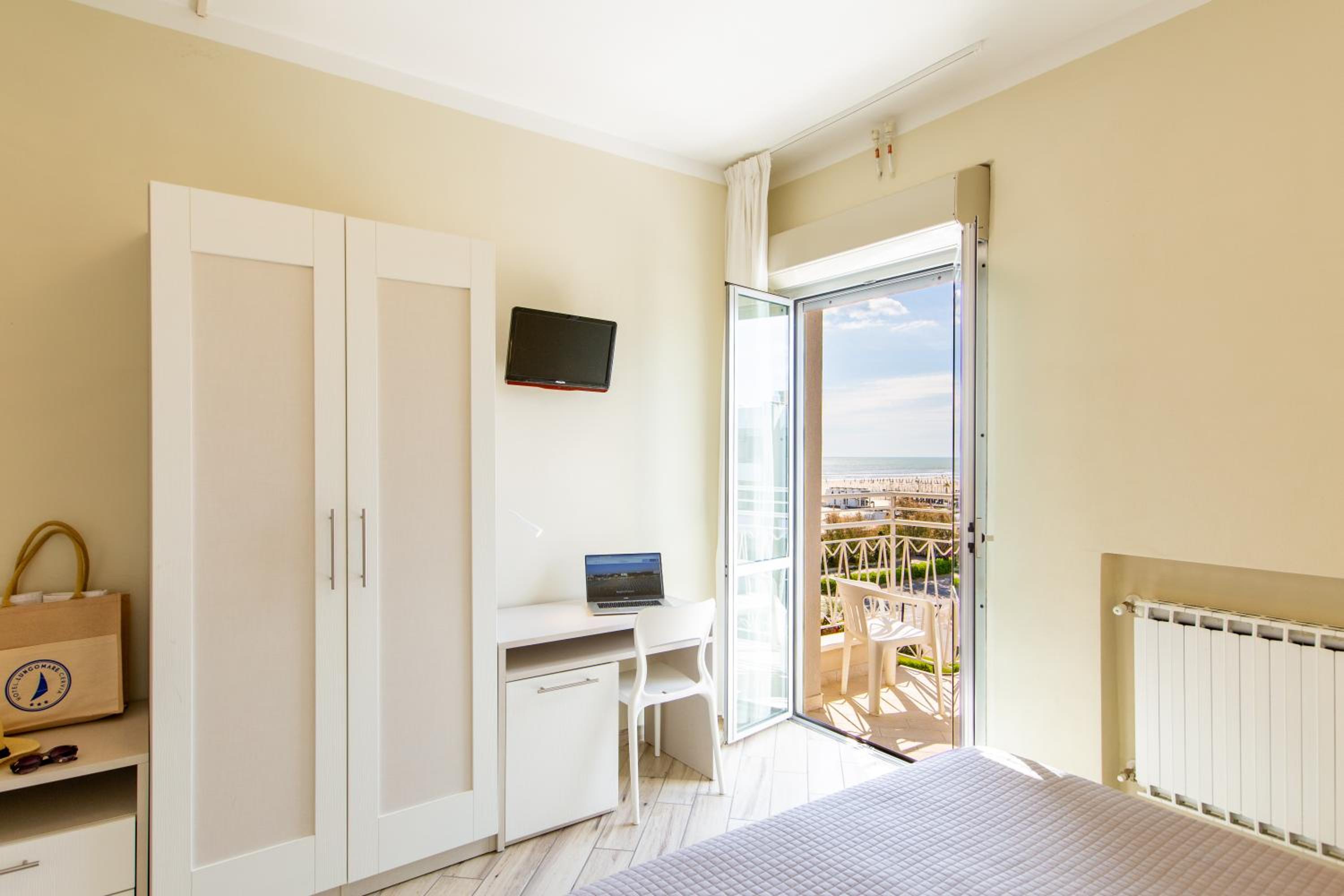 Premium Room with Lateral Sea View - Photo 1