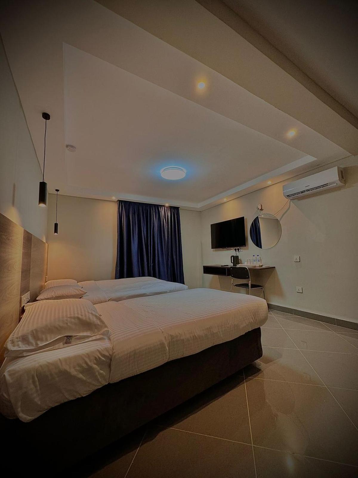 Triple Room with Pool View - Photo 13