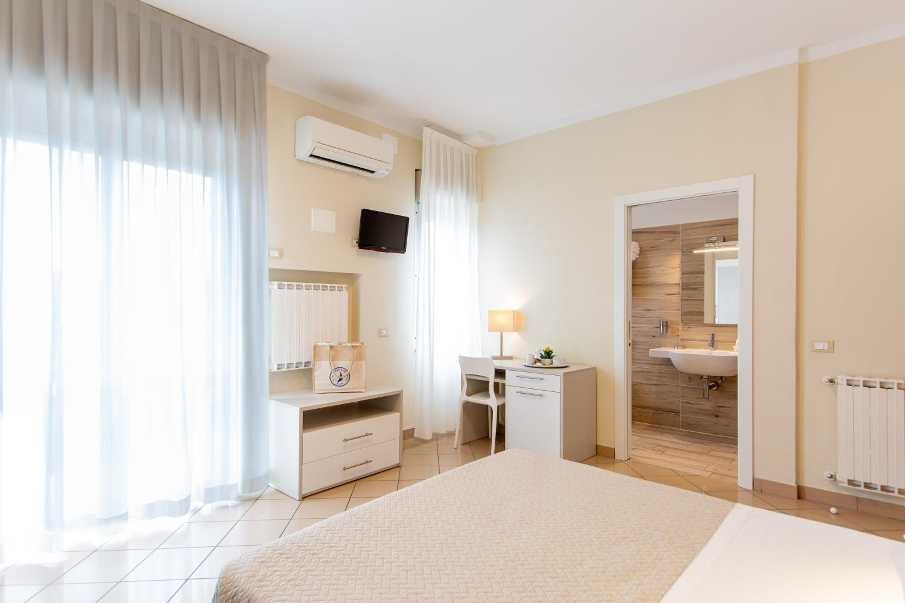 Premium Room with Lateral Sea View - Photo 13