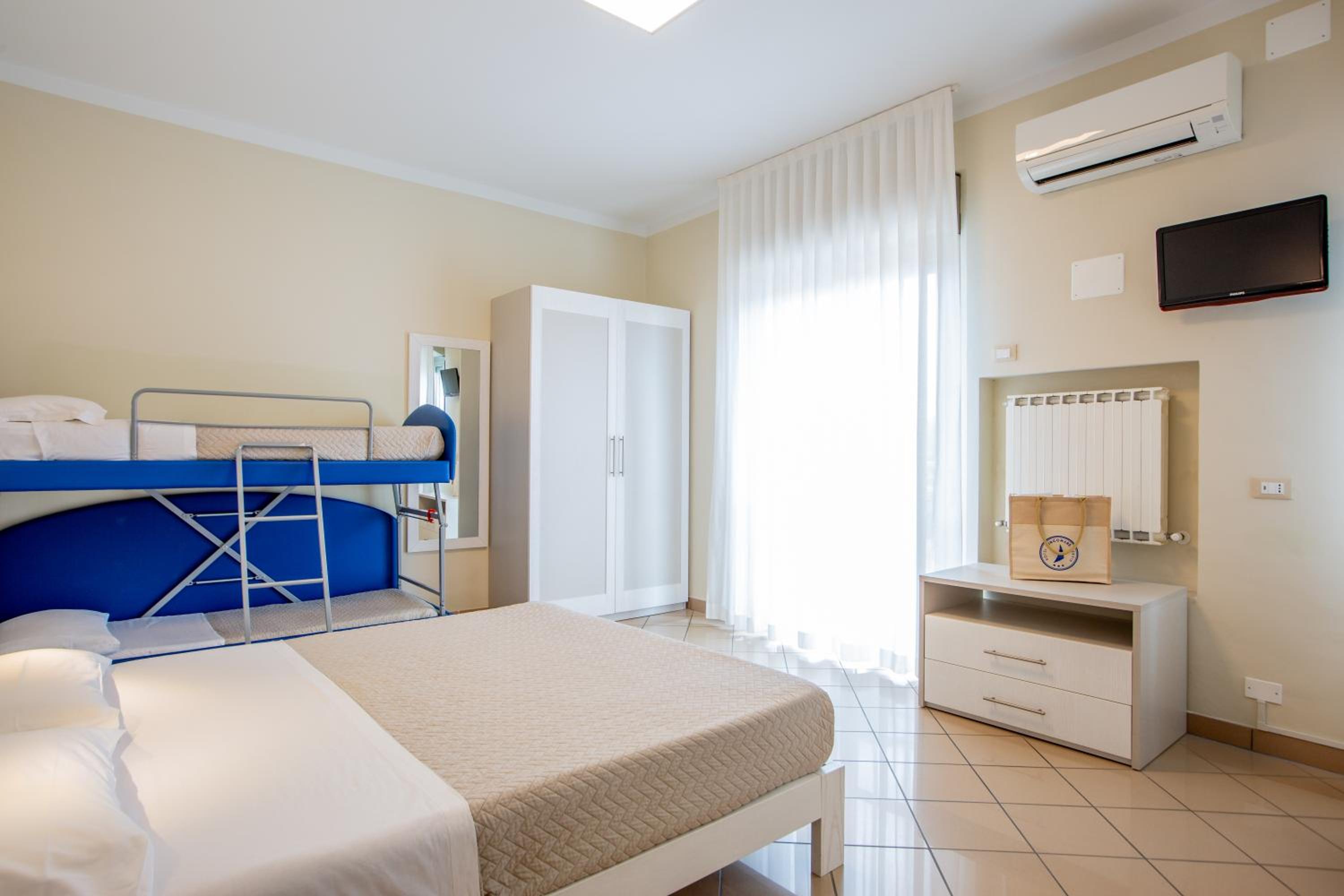Premium Room with Lateral Sea View - Photo 12