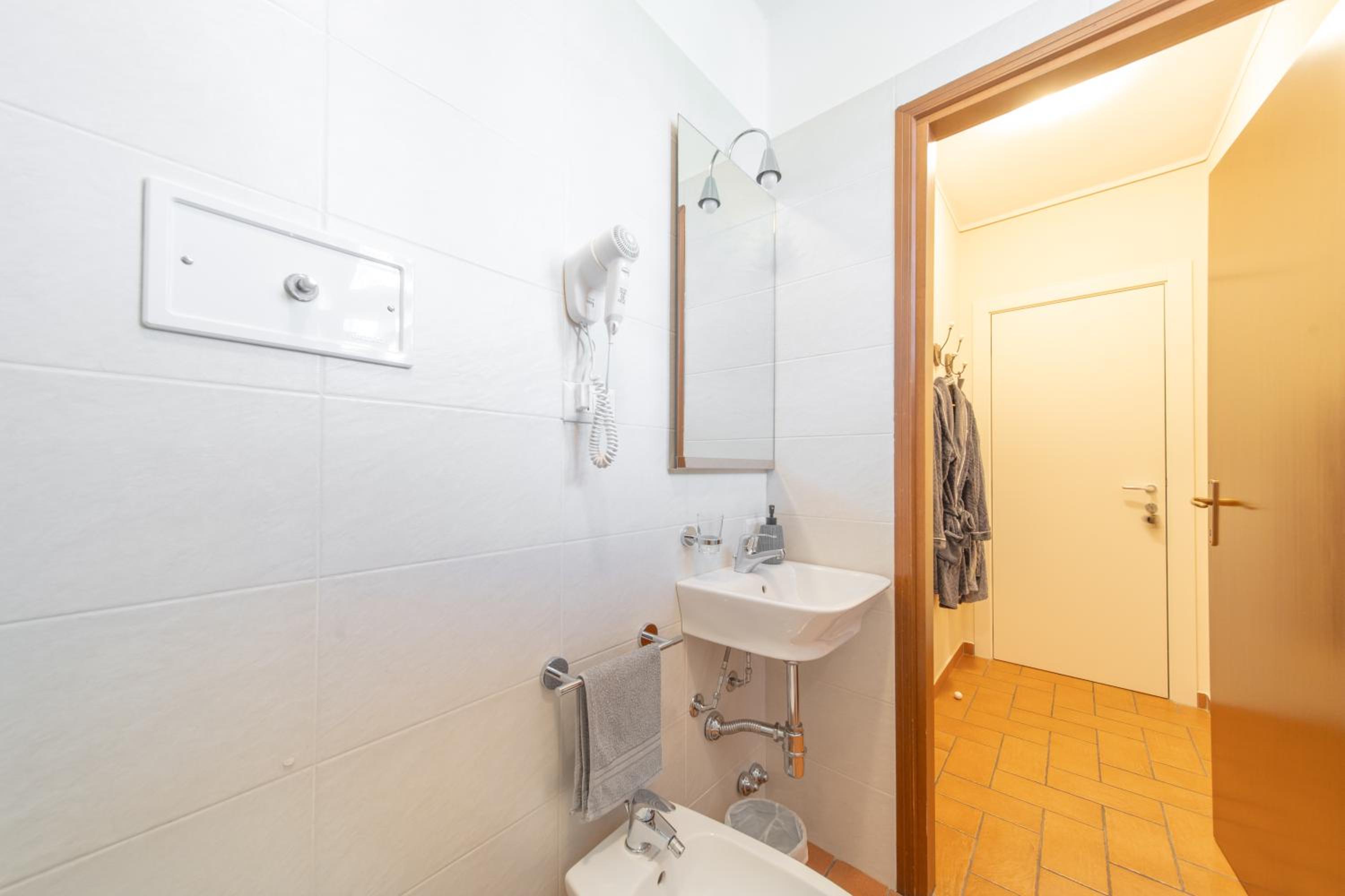 Standard Double or Twin Room - Photo 12