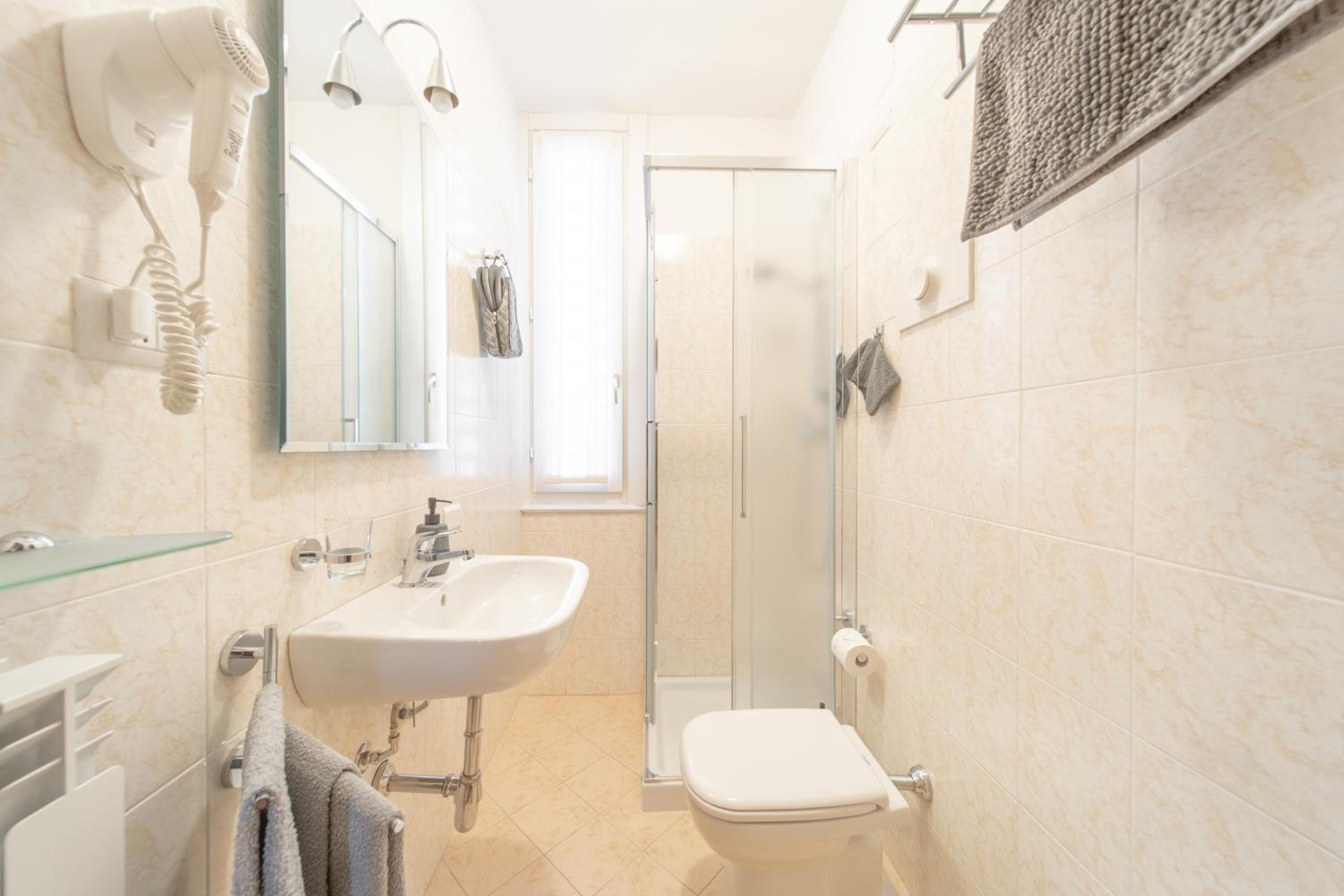 Standard Double or Twin Room - Photo 16