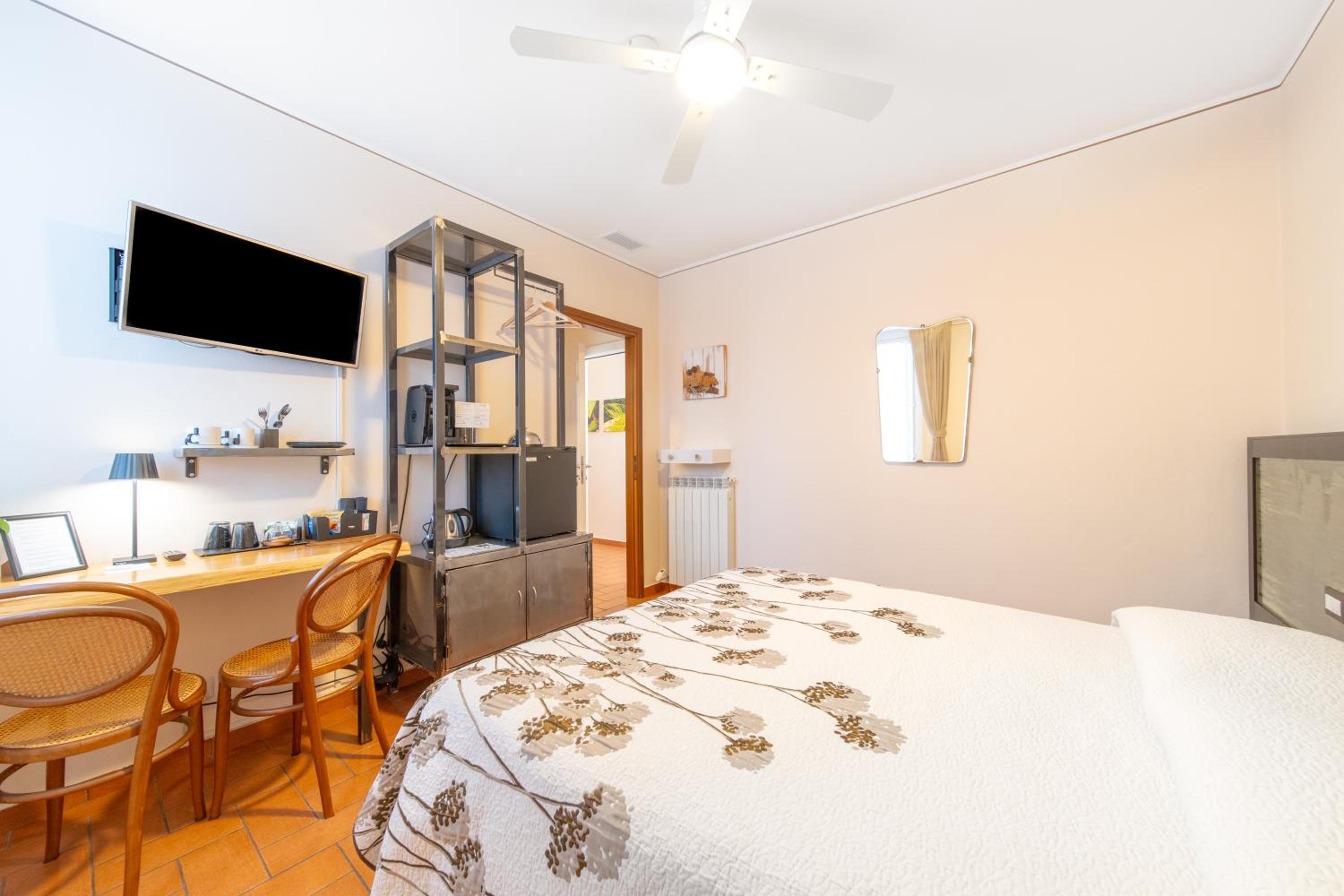 Standard Double or Twin Room - Photo 7