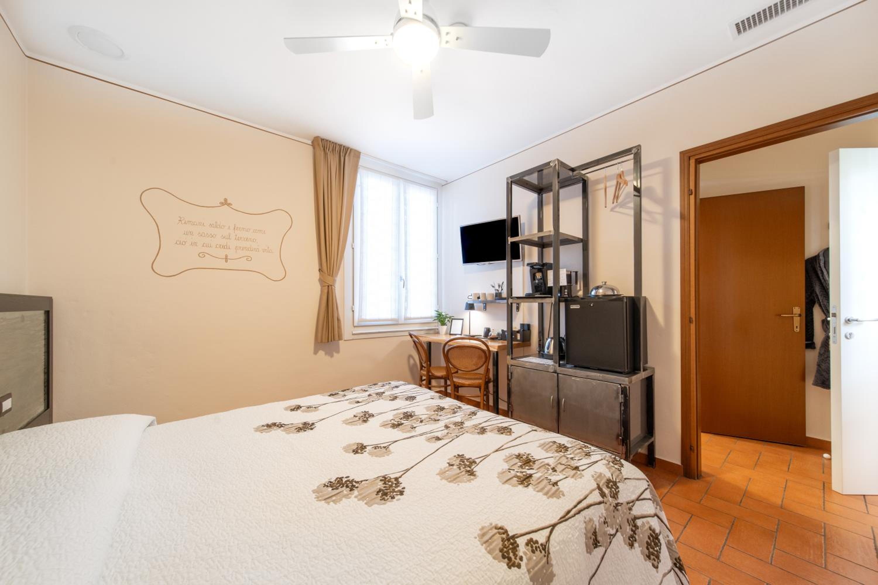 Standard Double or Twin Room - Photo 5