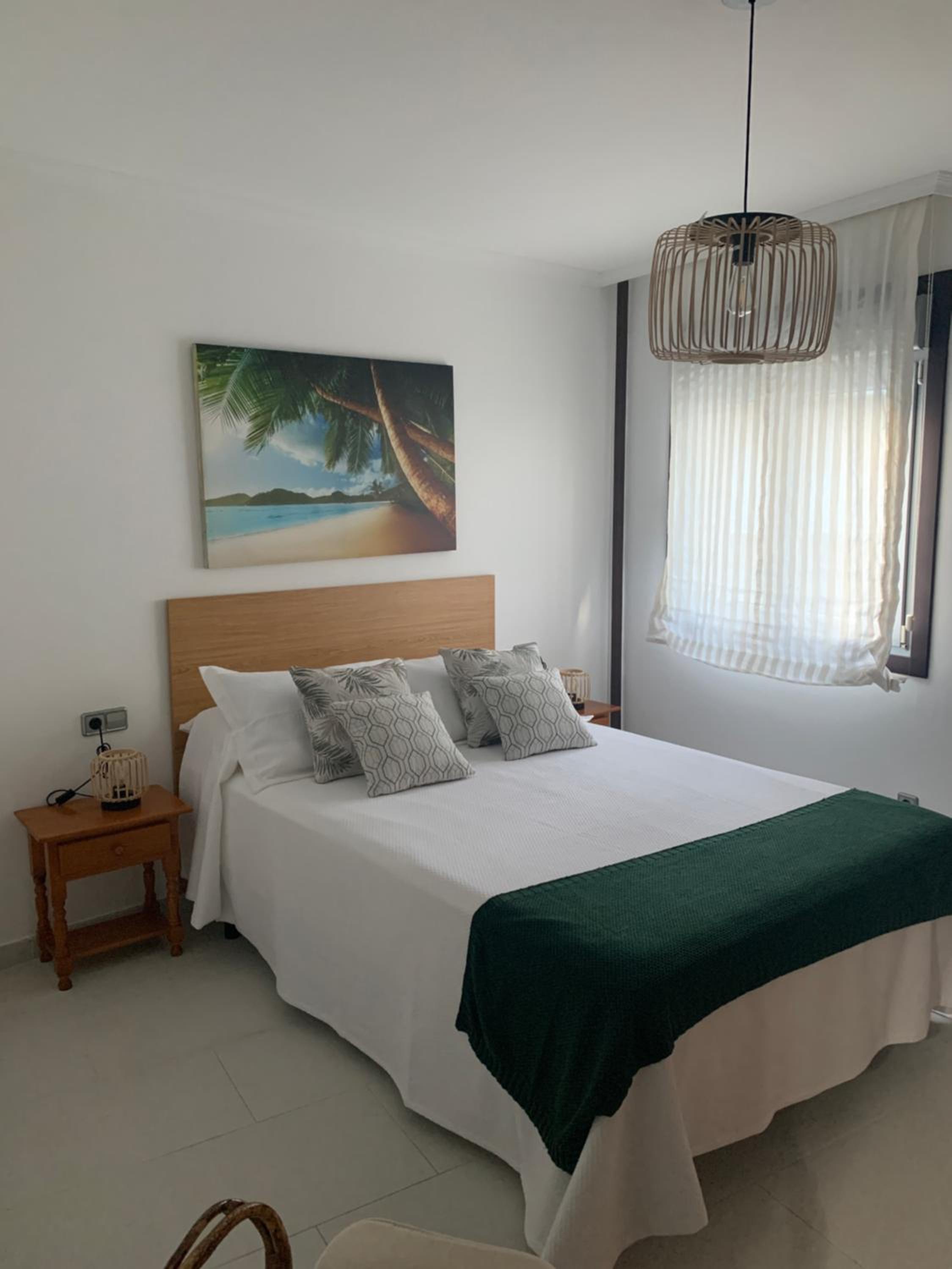 Apartamento de tres habitaciones con balcón