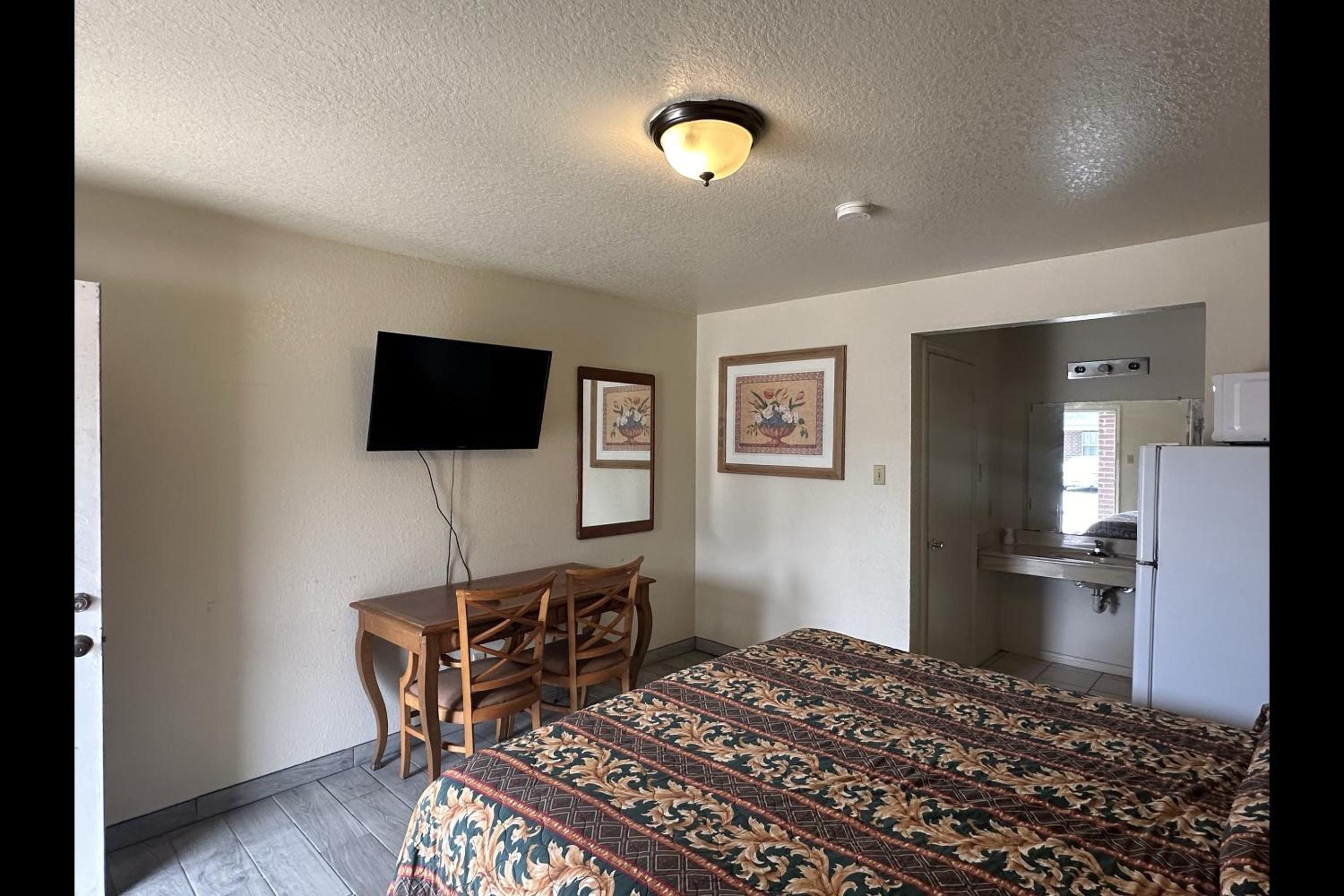 Queen Room photo 1