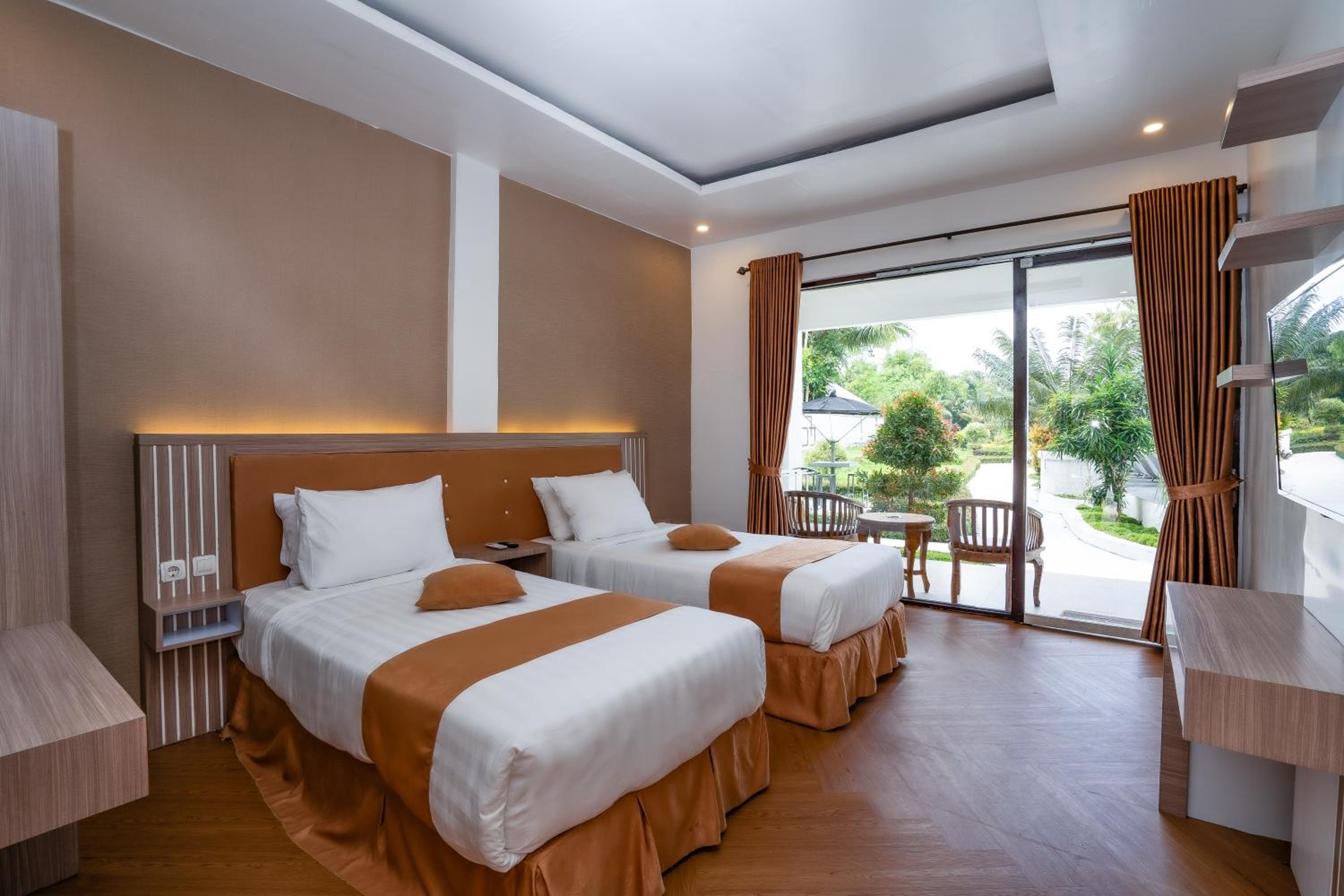 Twin Room with Pool View - Photo 1