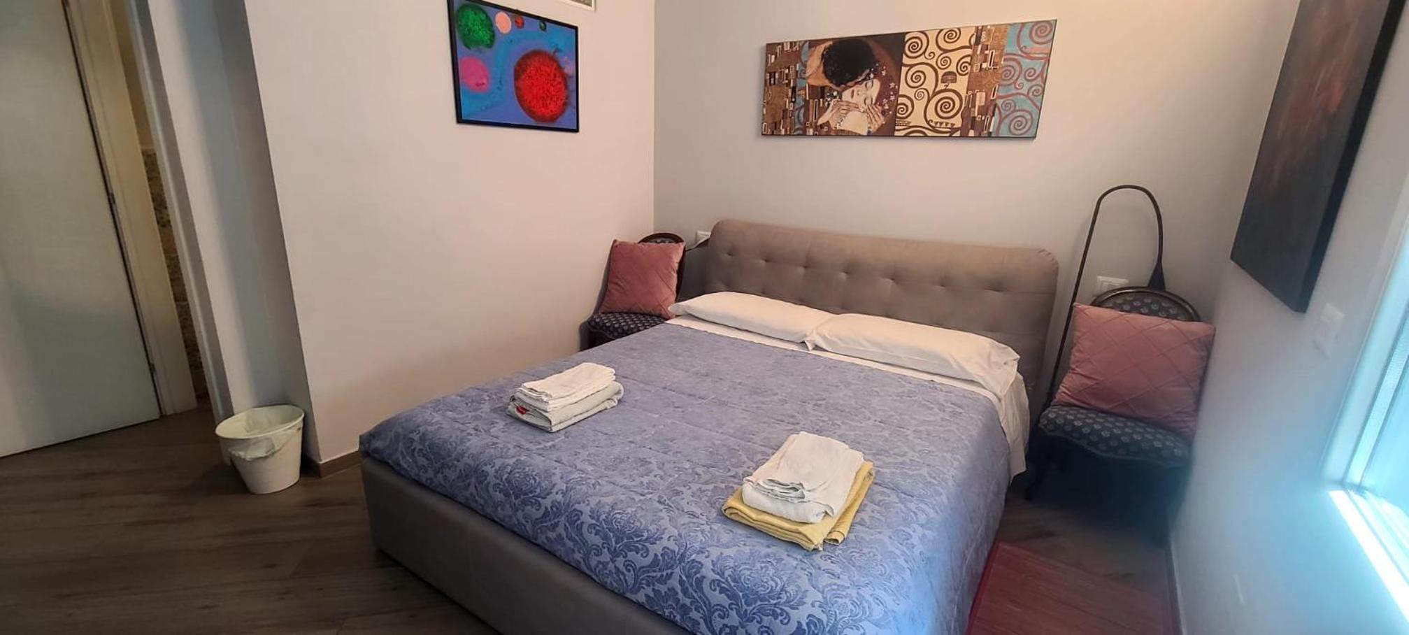 Double Room with Private Bathroom - Photo 18