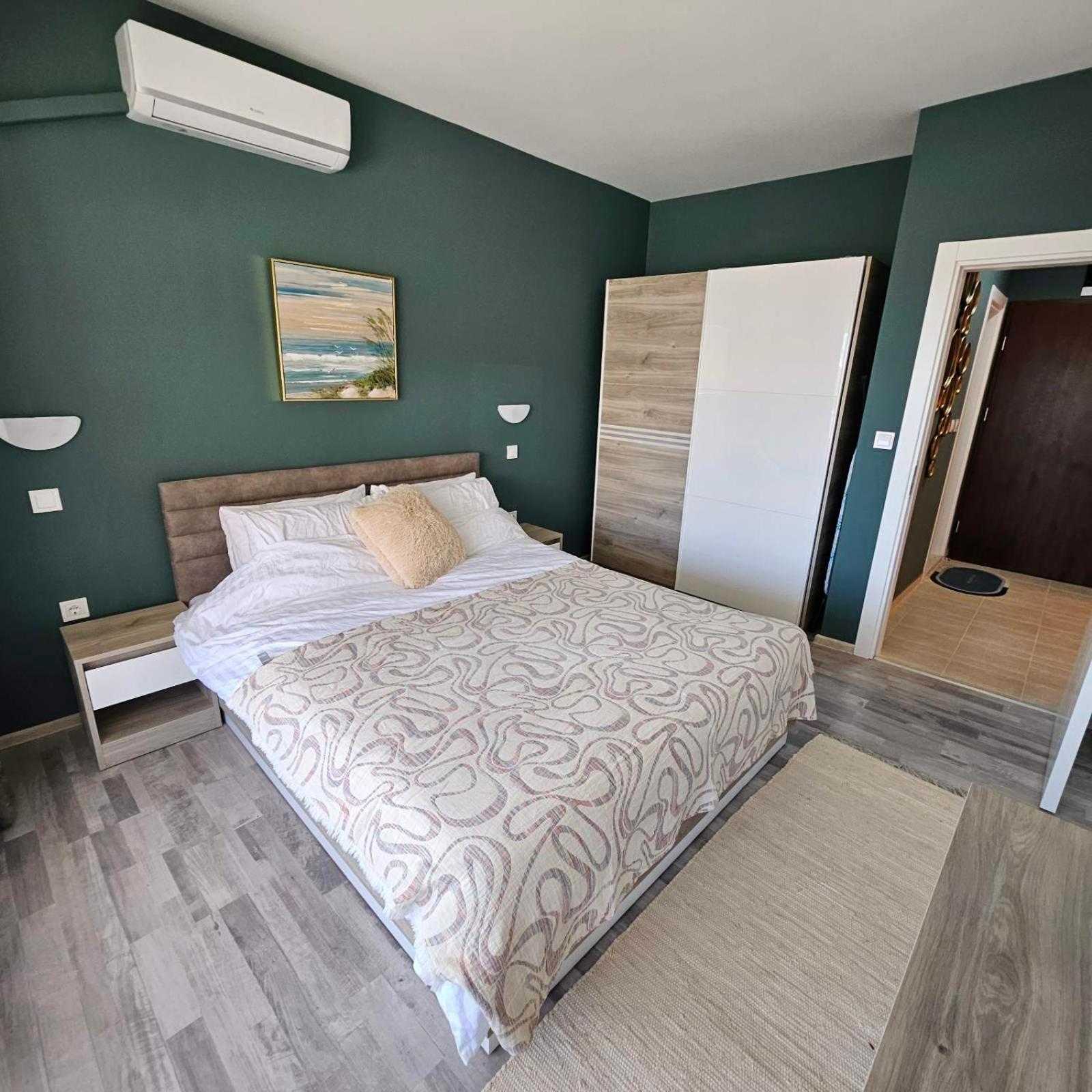Two-Bedroom Apartment with Balcony and Sea View photo 2