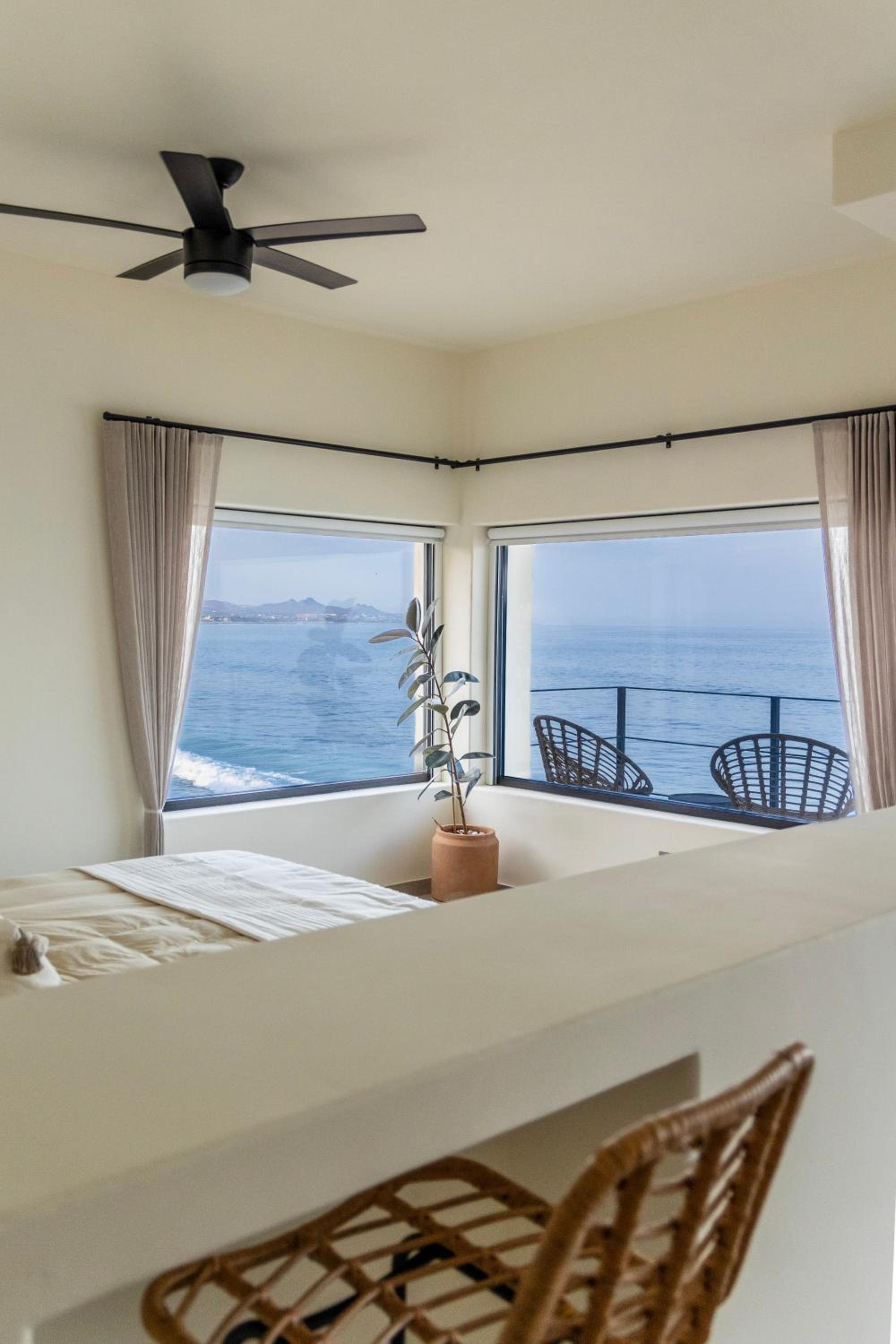Deluxe Suite with Sea View photo 2