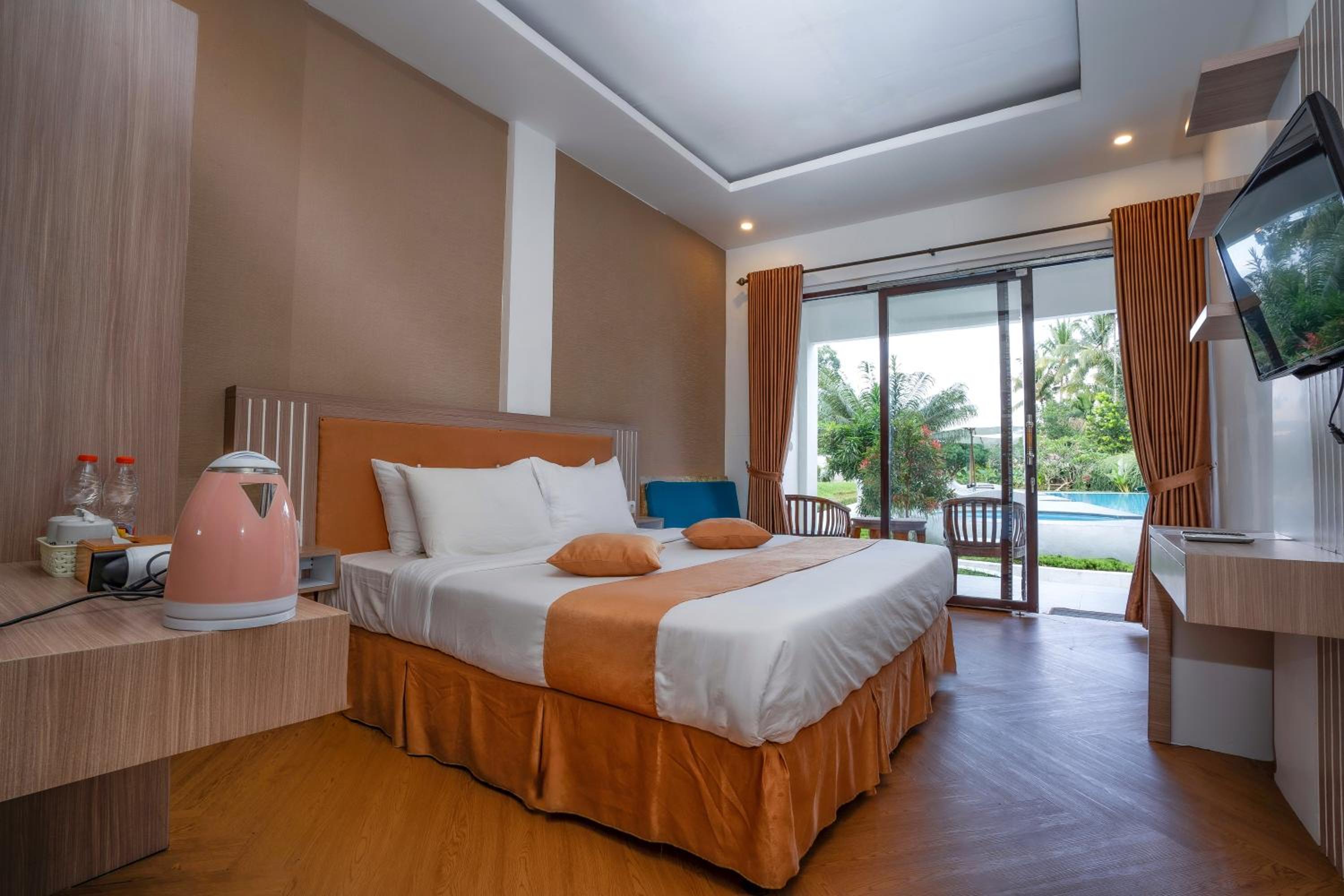 Double Room with Pool View - Photo 1
