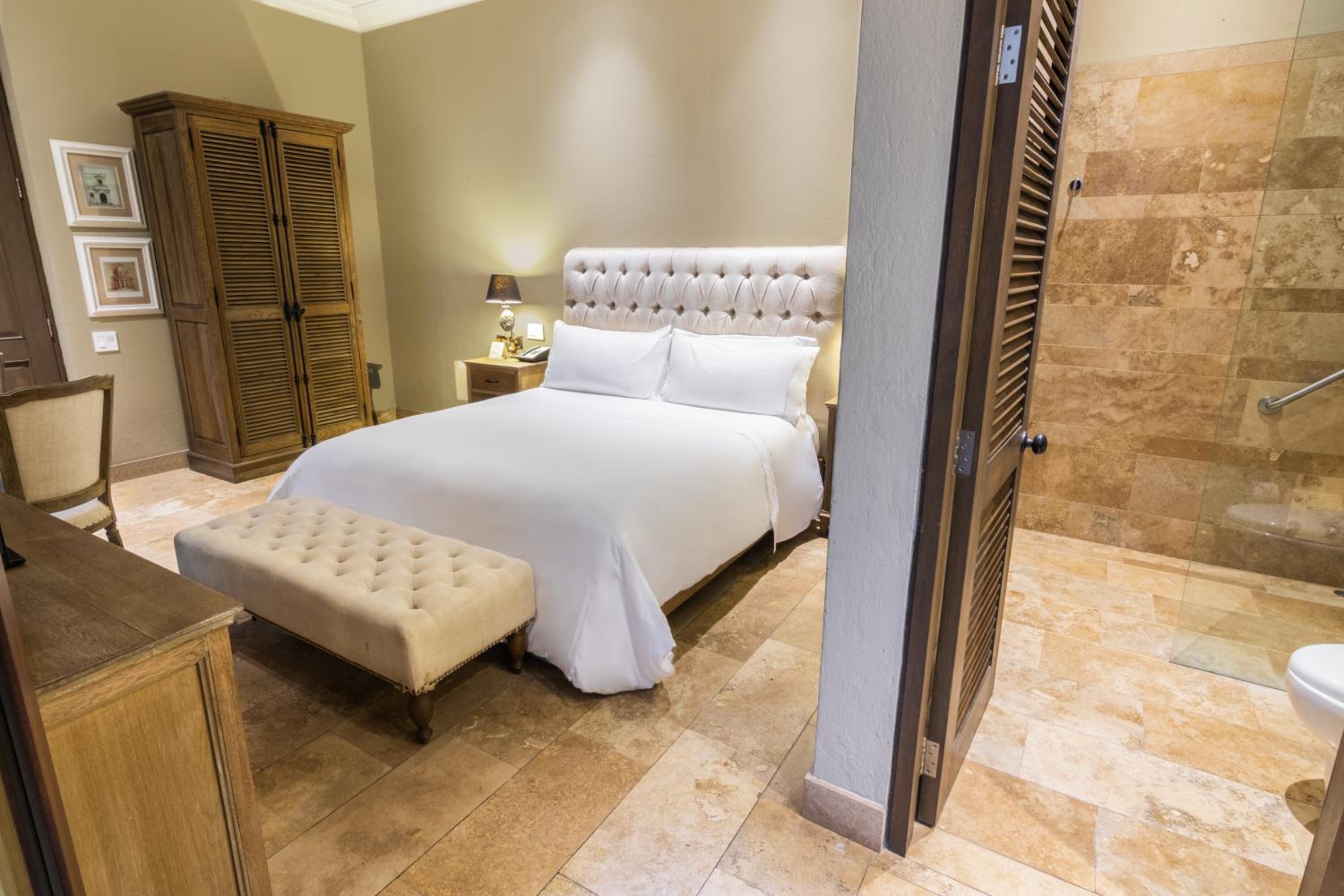 Standard Queen Room photo 3